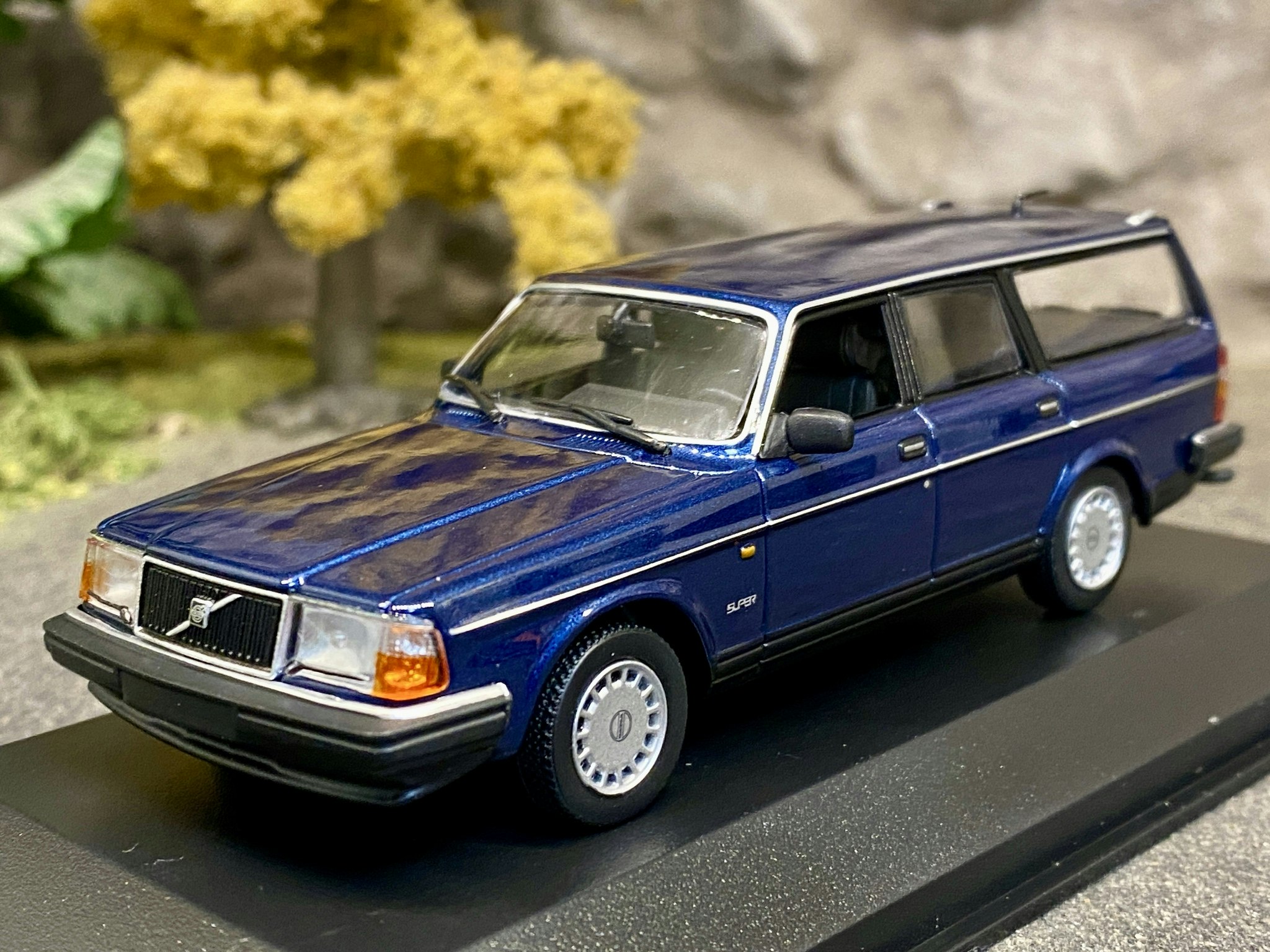 Skala 1/43 - 1986 Volvo 240 GL Break (245), dark blue fr Maxichamps