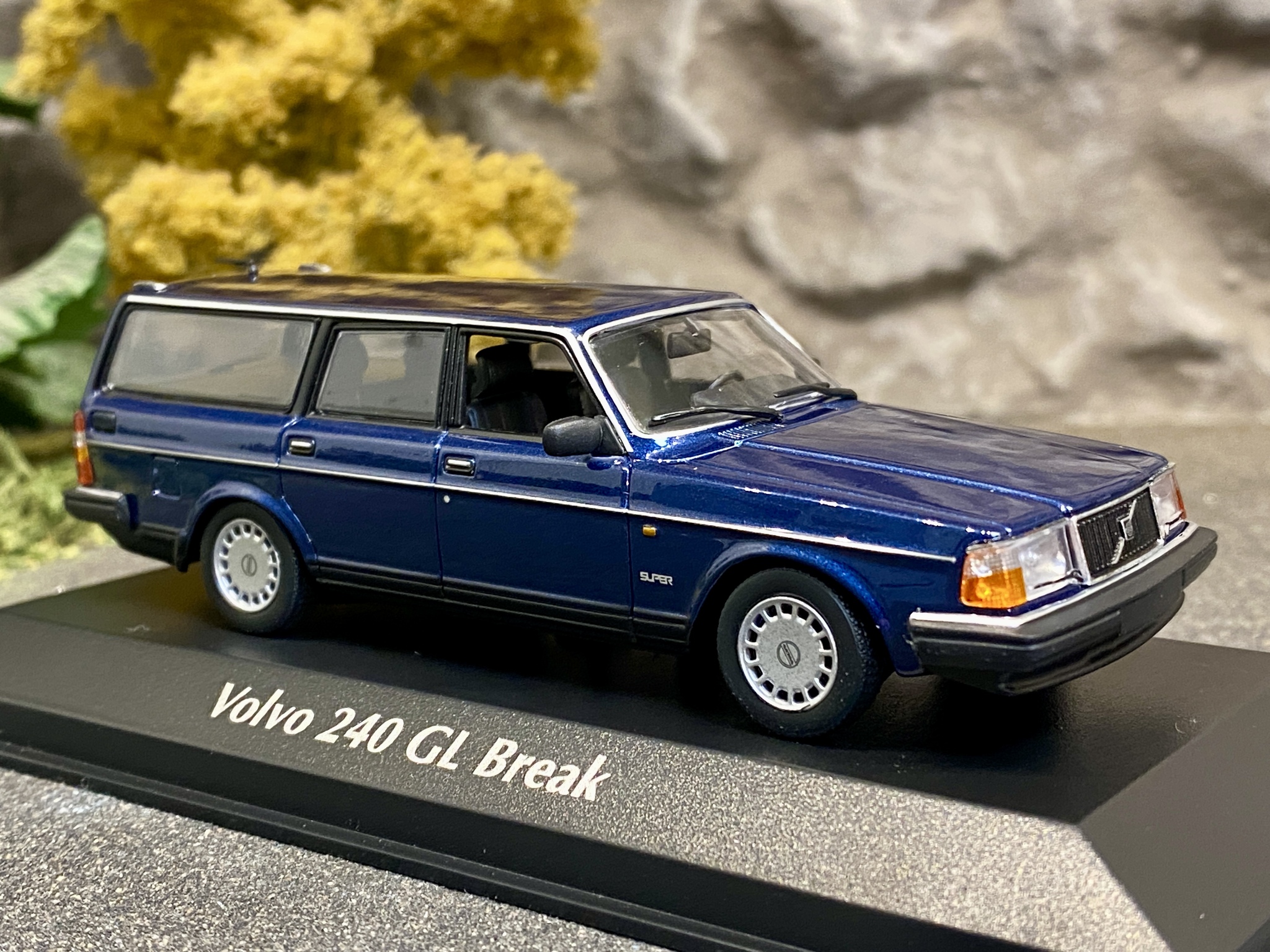 Skala 1/43 - 1986 Volvo 240 GL Break (245), dark blue fr Maxichamps