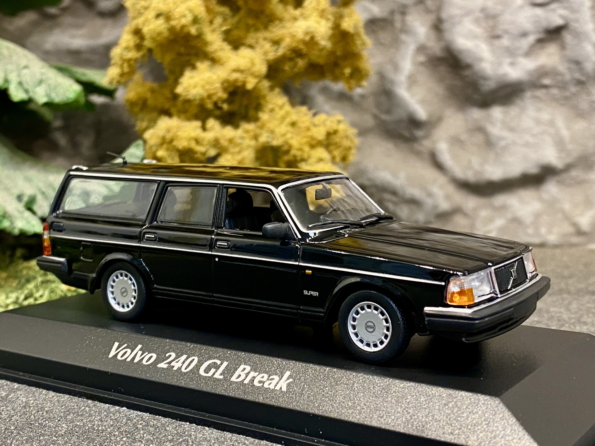 Skala 1/43 - 1986 Volvo 240 GL Break (245), black fr Maxichamps