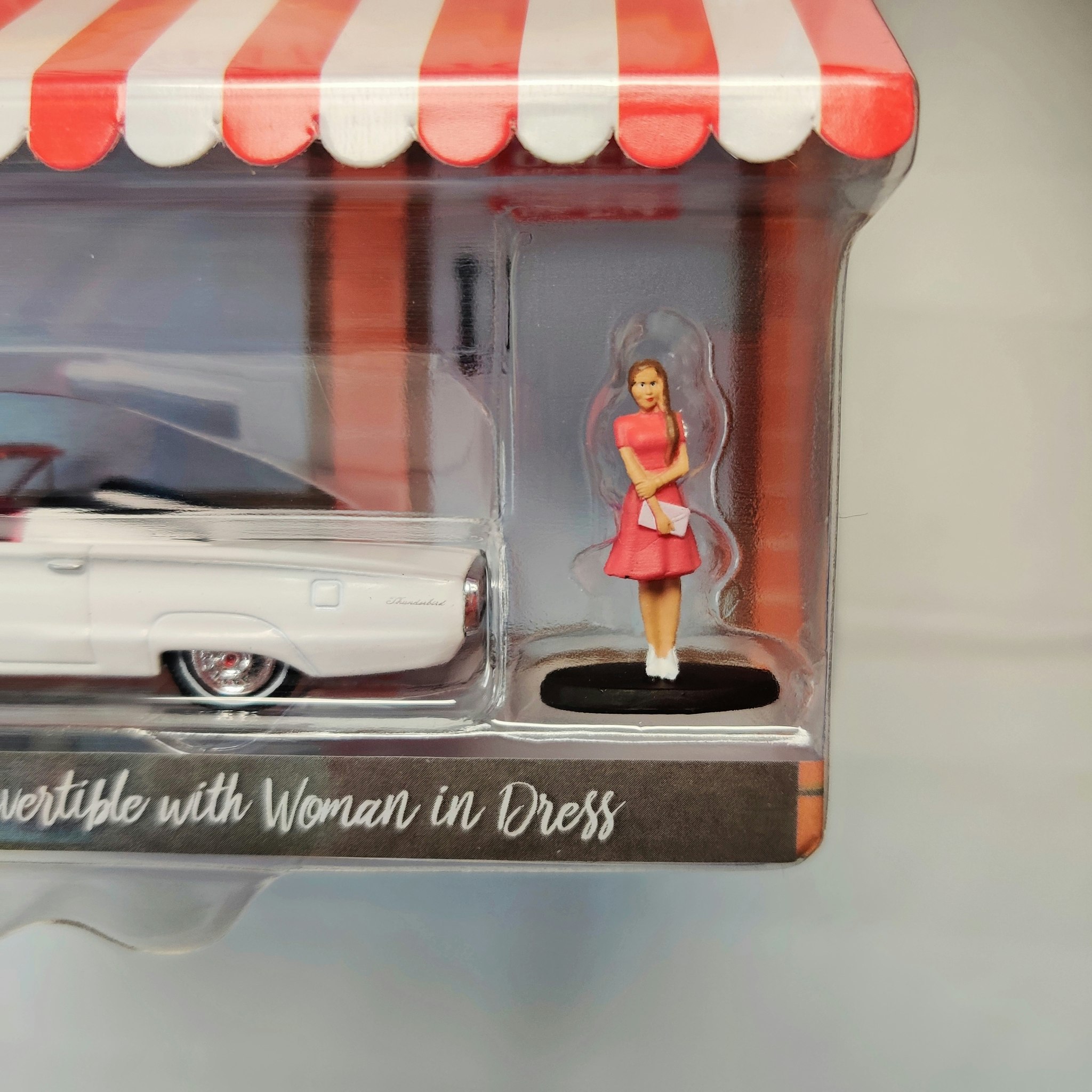 Skala 1/64 Ford Thunderbird Convert. 65 m kvinna röd dress "The hobby shop" fr Greenlight