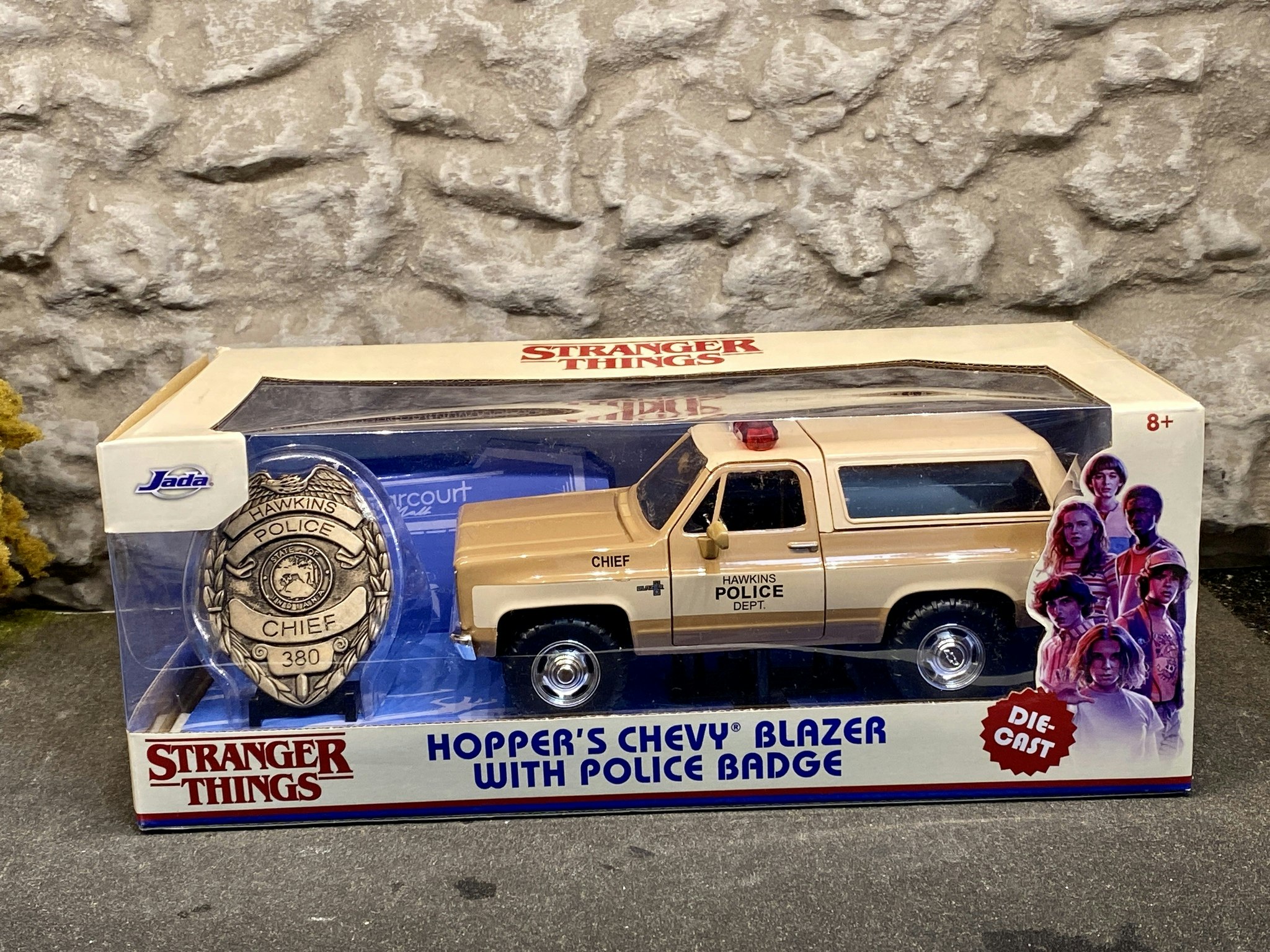 Skala 1/24: Hopper's Chevy Blazer w Police Badge - Stranger Things fr Jada