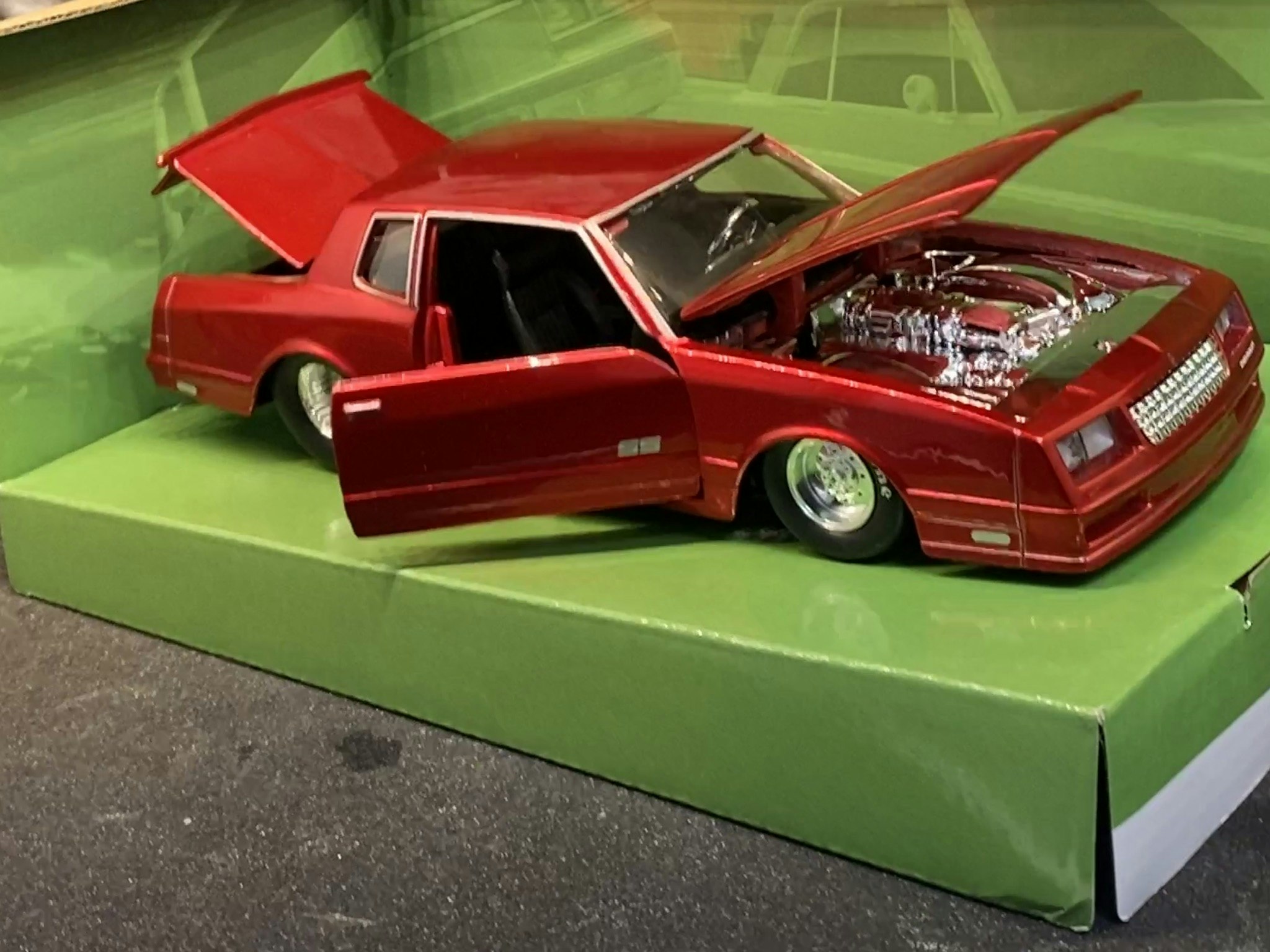 Skala 1/24: 1986 Chevrolet Monte Carlo SS fr Maisto Design "Lowriders"
