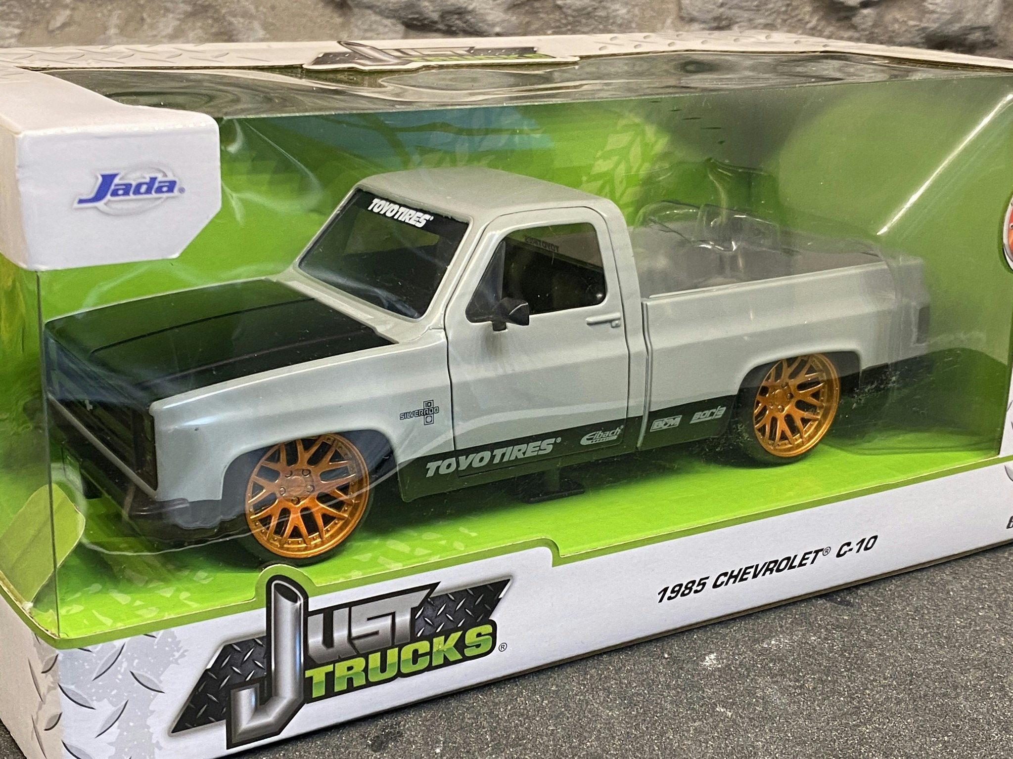 Skala 1/24: 1985 Chevrolet C-10 fr Jada "Just Trucks"