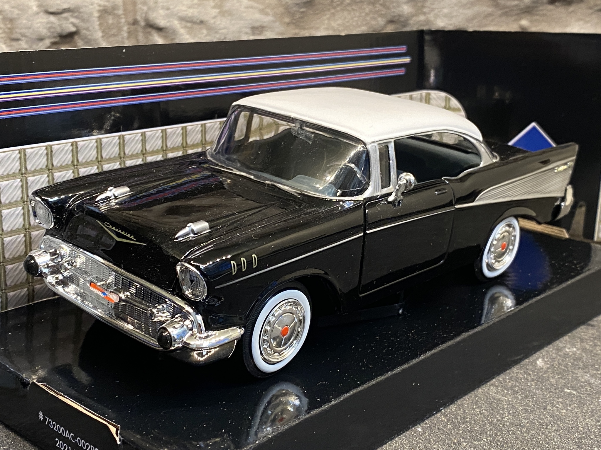 Skala 1/24: 1957 Chevy Bel Air, Black/Silver fr MotorMax "American Classics"