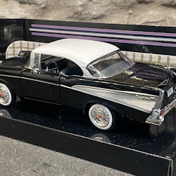 Skala 1/24: 1957 Chevy Bel Air, Black/Silver fr MotorMax "American Classics"