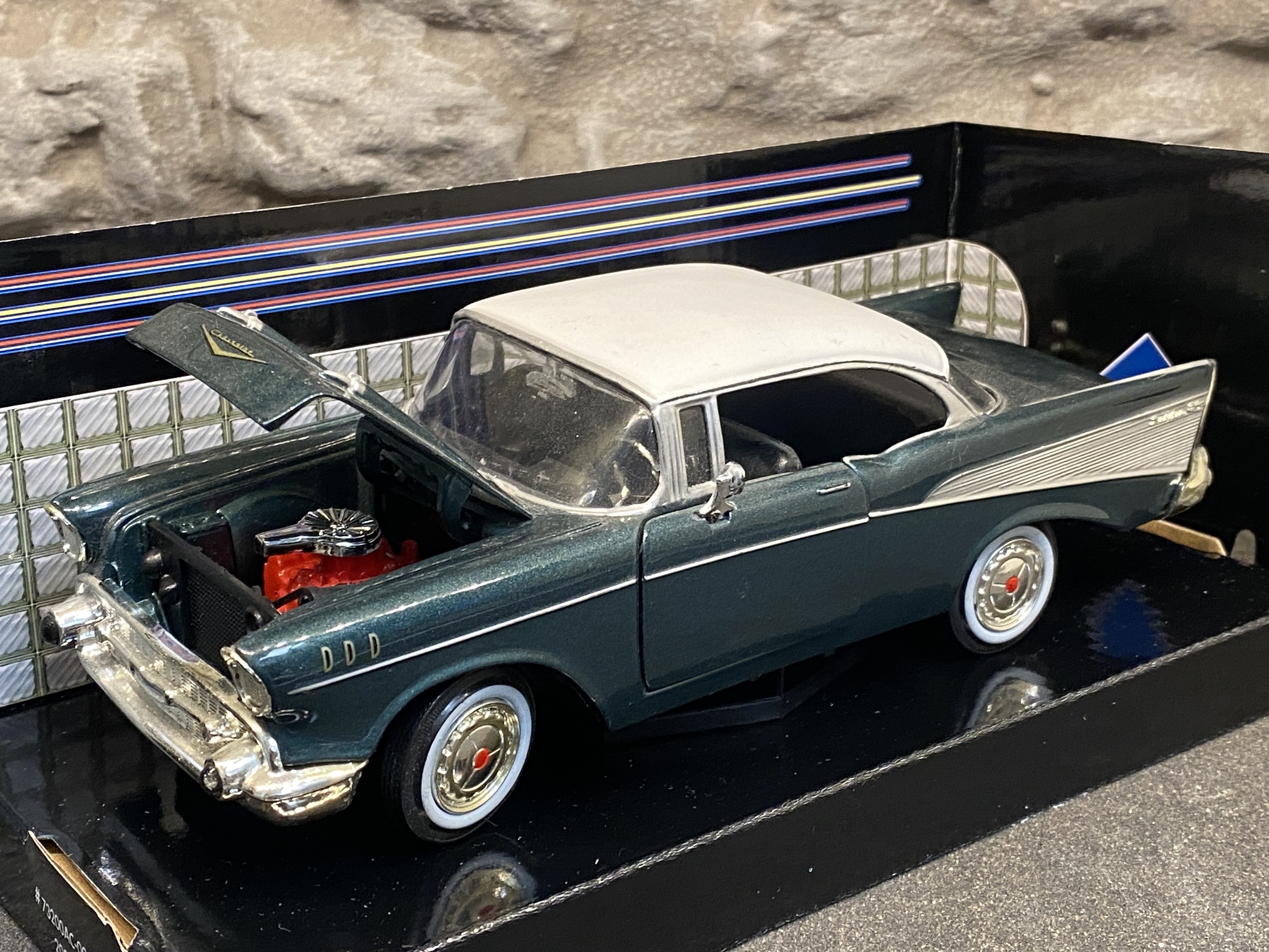 Skala 1/24: 1957 Chevy Bel Air, Dark green/Silver fr MotorMax "American Classics"