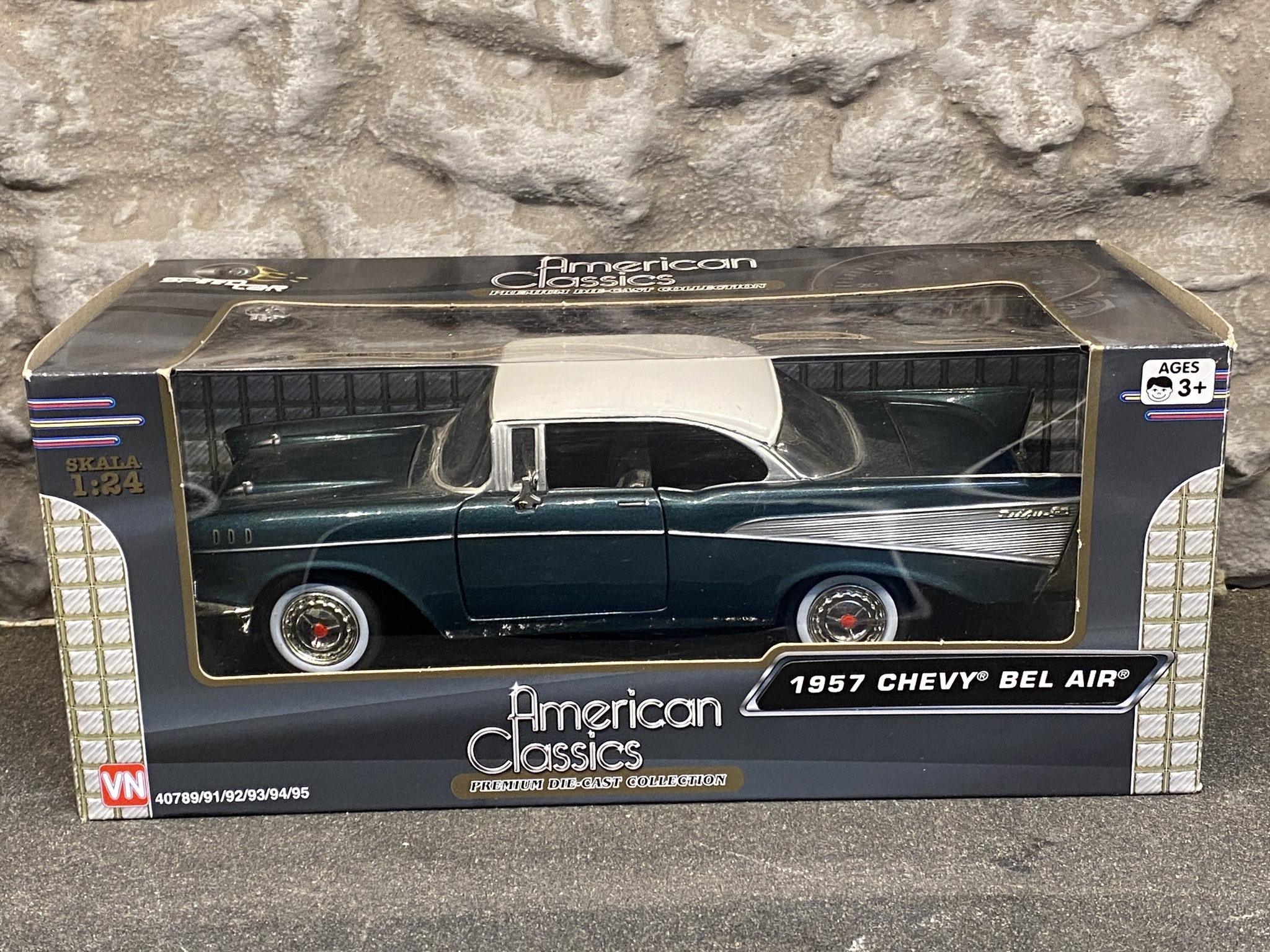 Skala 1/24: 1957 Chevy Bel Air, Dark green/Silver fr MotorMax "American Classics"