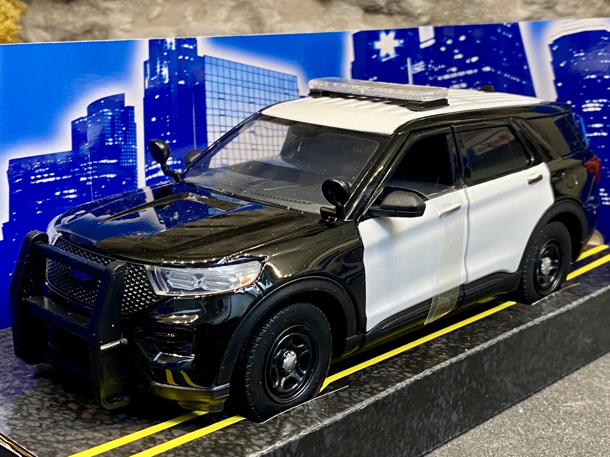 Skala 1/24: 2022 Ford Police Interceptor Utility, Black/White fr Motormax