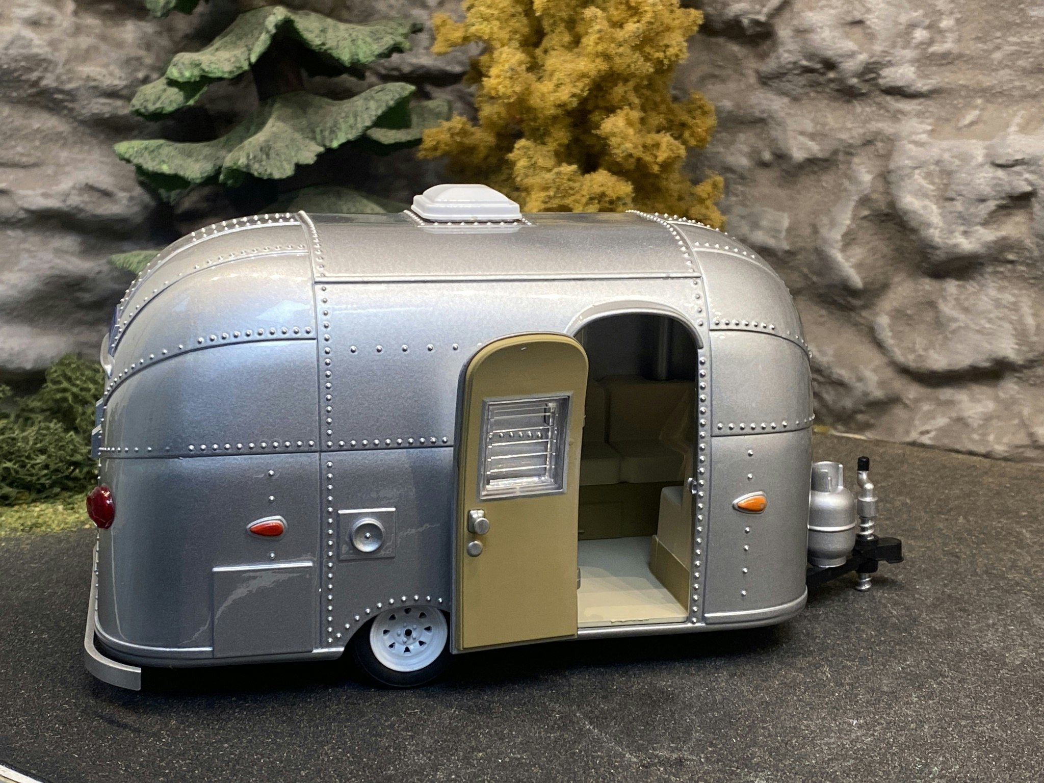 Skala 1/24 Husvagn Airstream 16' Bambi fr Greenlight