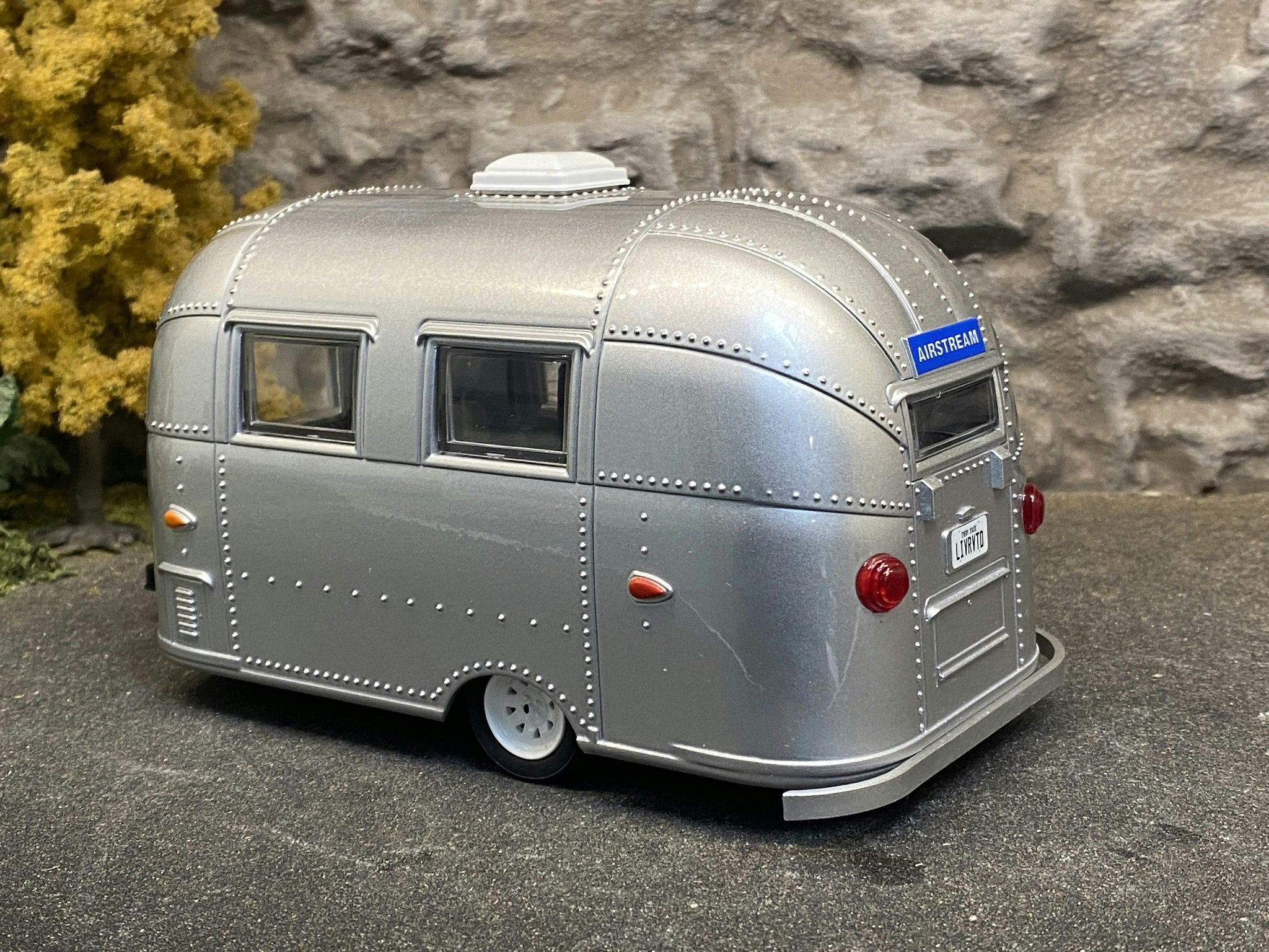 Skala 1/24 Husvagn Airstream 16' Bambi fr Greenlight