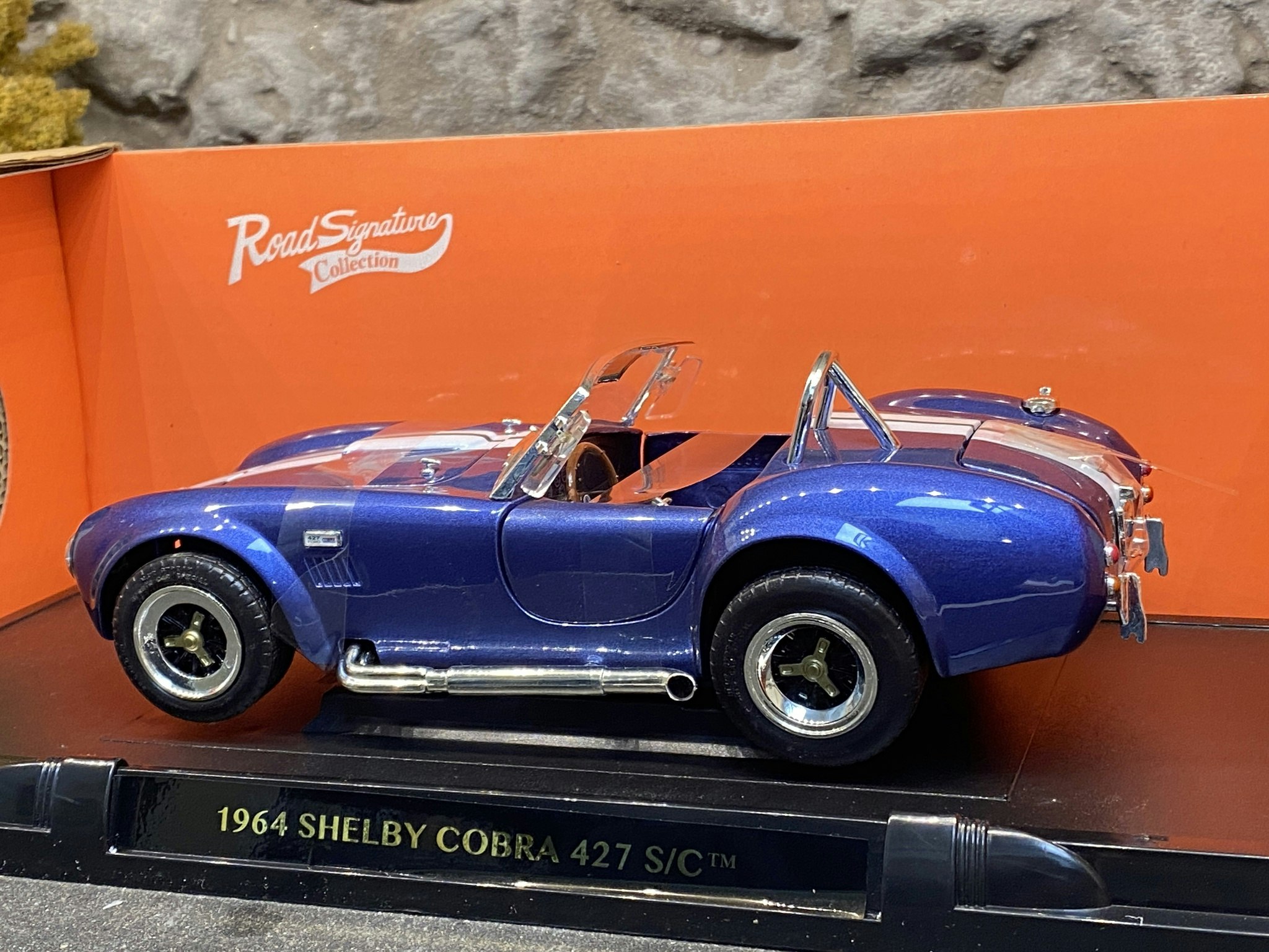 Skala 1/18 Shelby Cobra 427 S/C 1964' blue fr Lucky Diecast "Road Signature Collection"