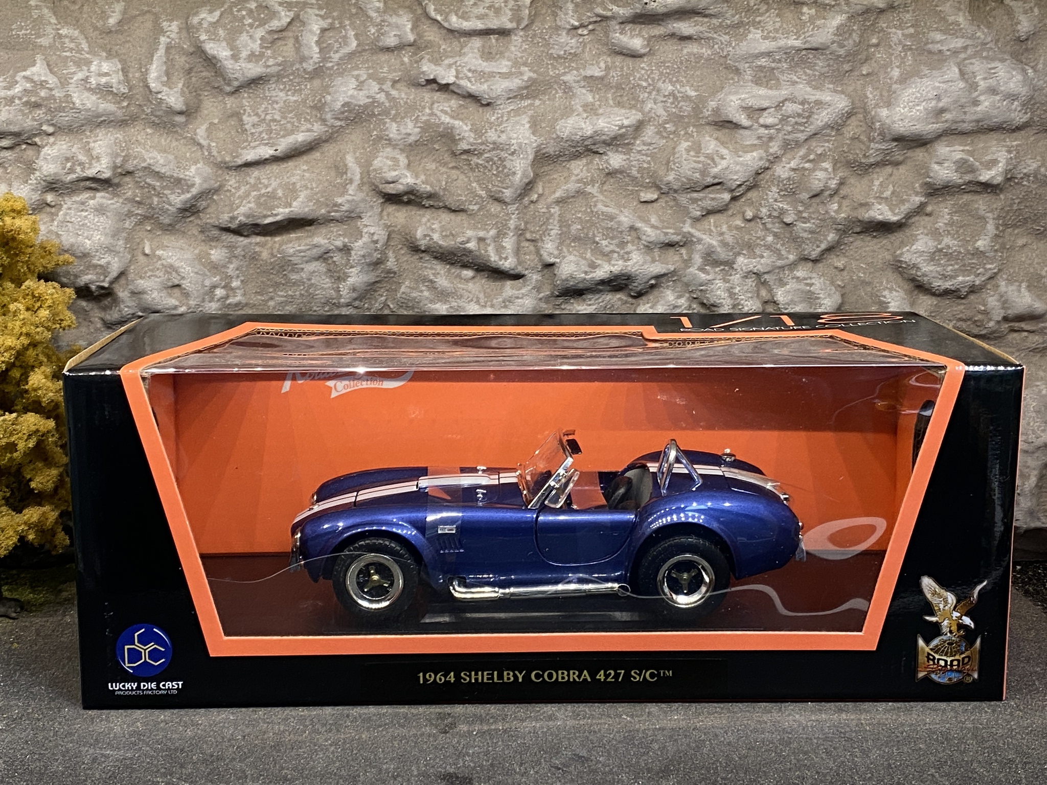 Skala 1/18 Shelby Cobra 427 S/C 1964' blue fr Lucky Diecast "Road Signature Collection"