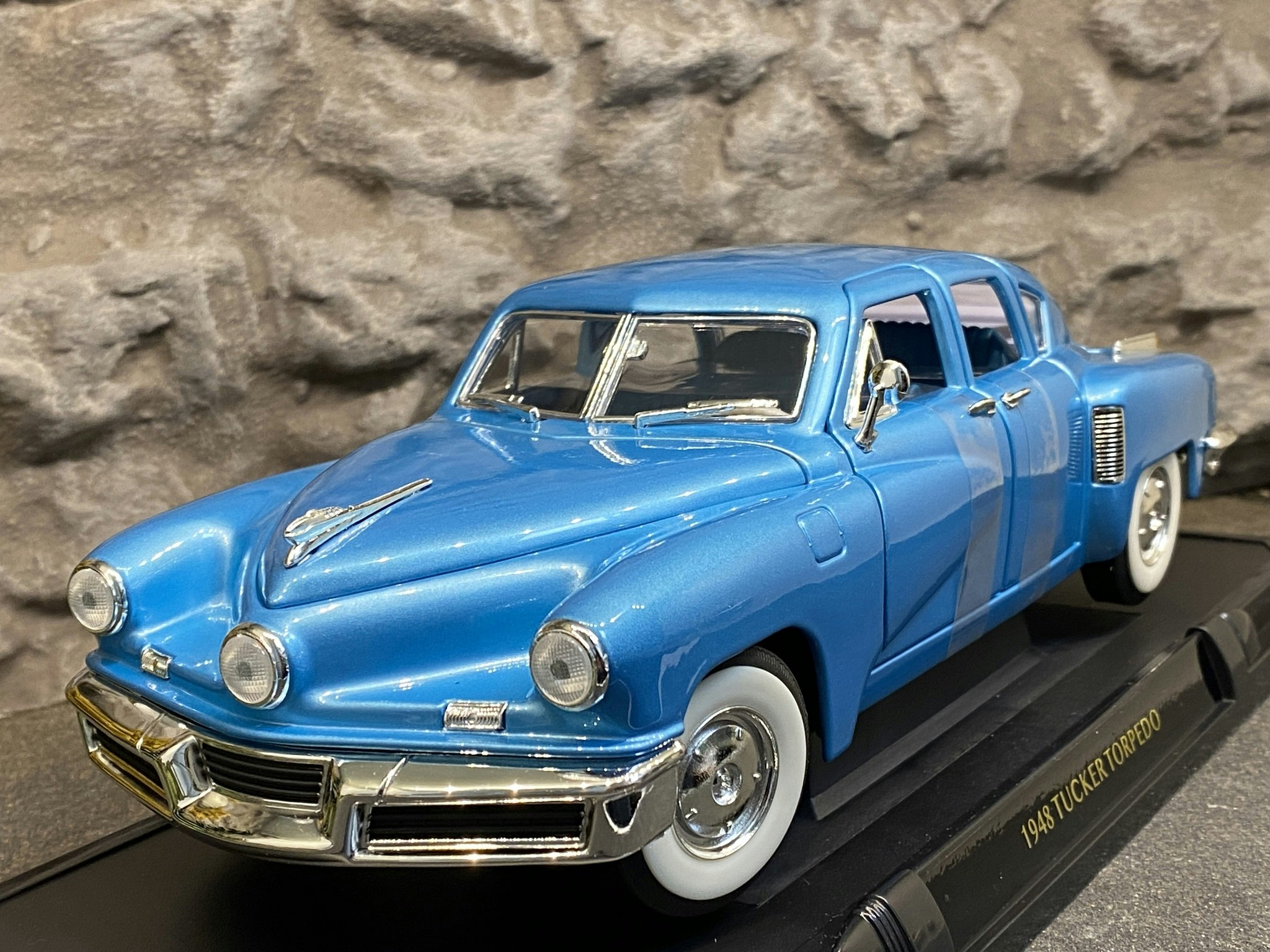 Skala 1/18 Tucker Torpedo 1948' blue fr Lucky Diecast "Road Signature Collection"