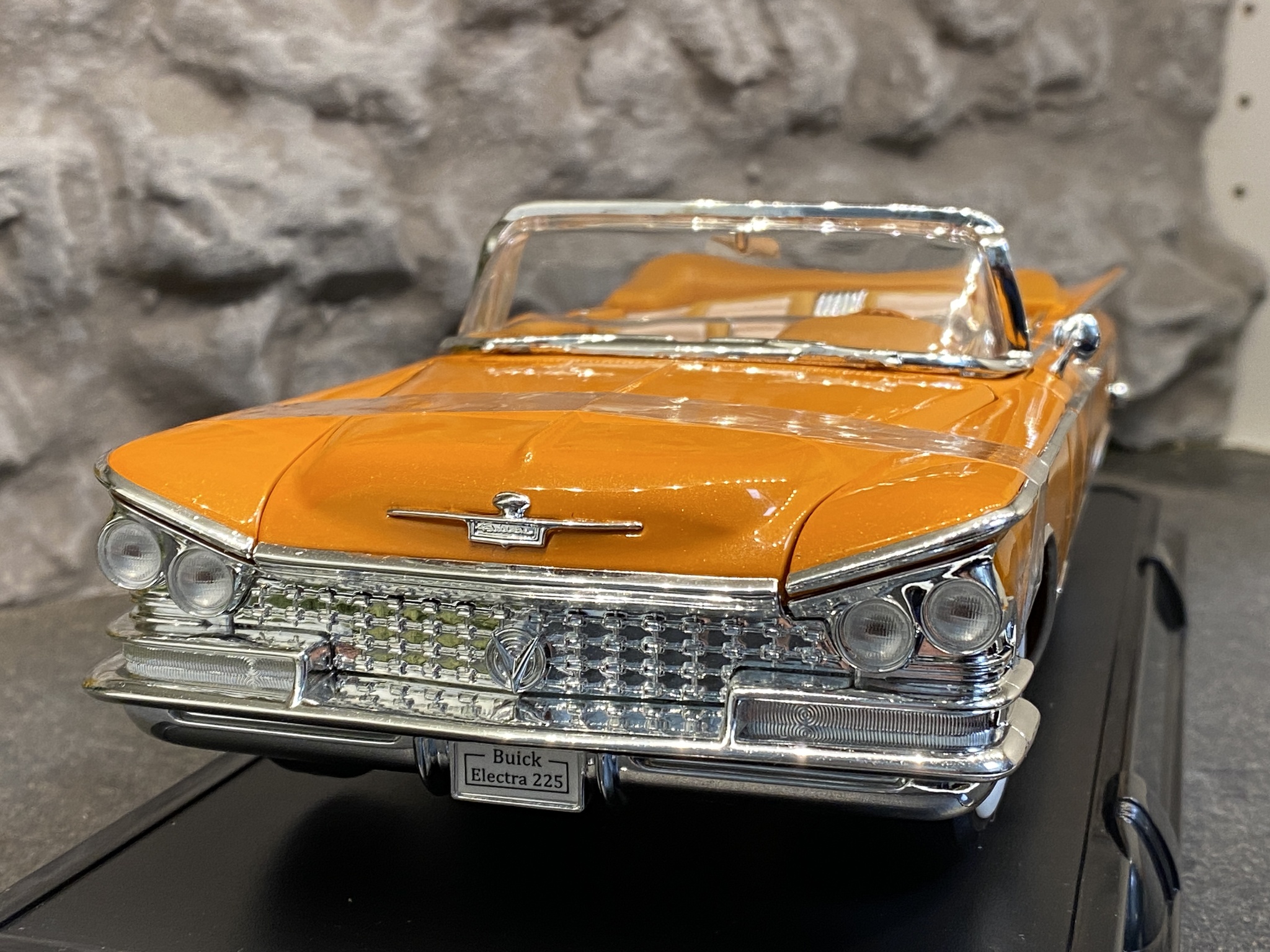 Skala 1/18 Buick Electra 225 59' Orange fr Lucky Diecast "Road Signature Collection"