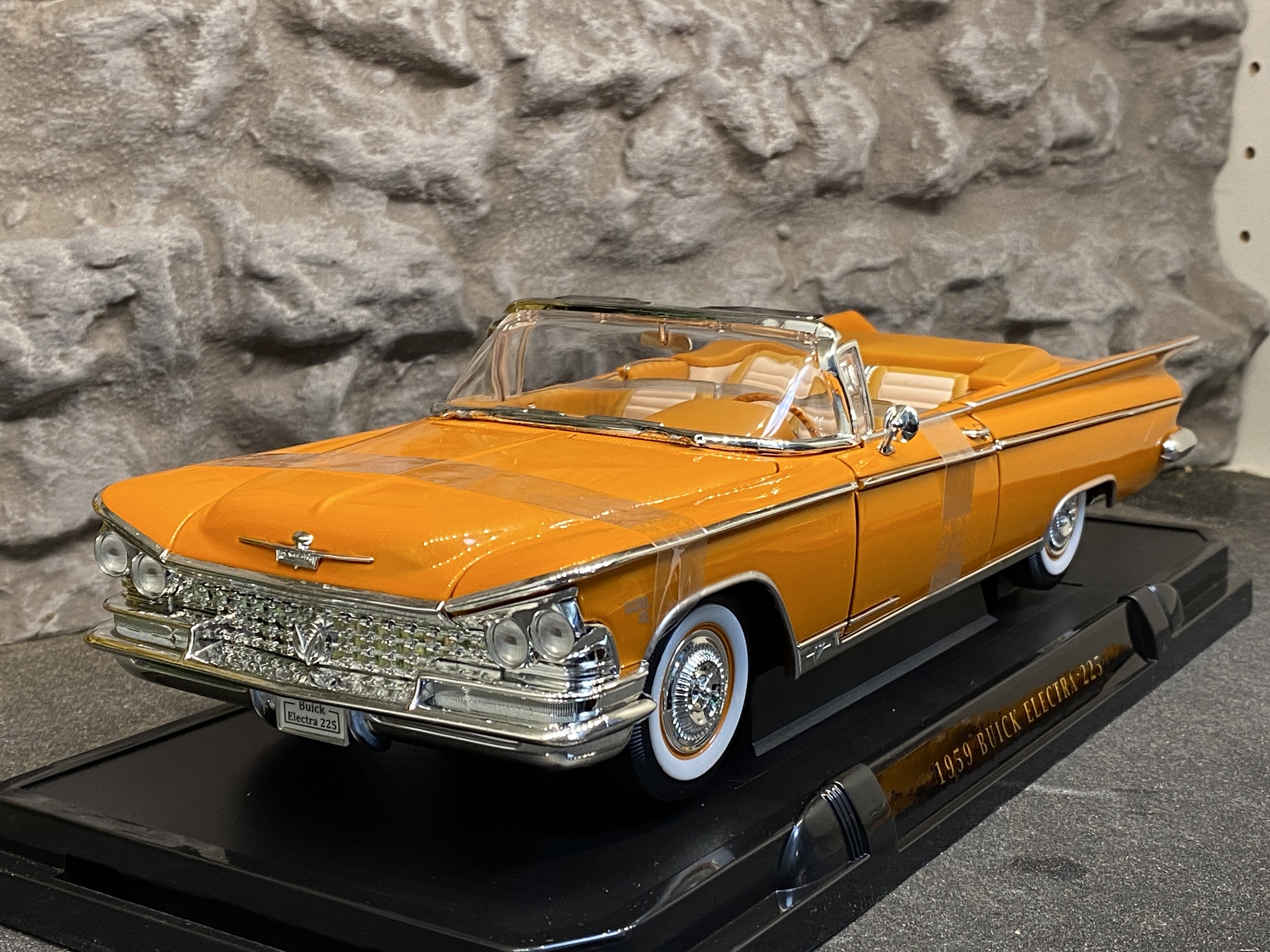 Skala 1/18 Buick Electra 225 59' Orange fr Lucky Diecast "Road Signature Collection"