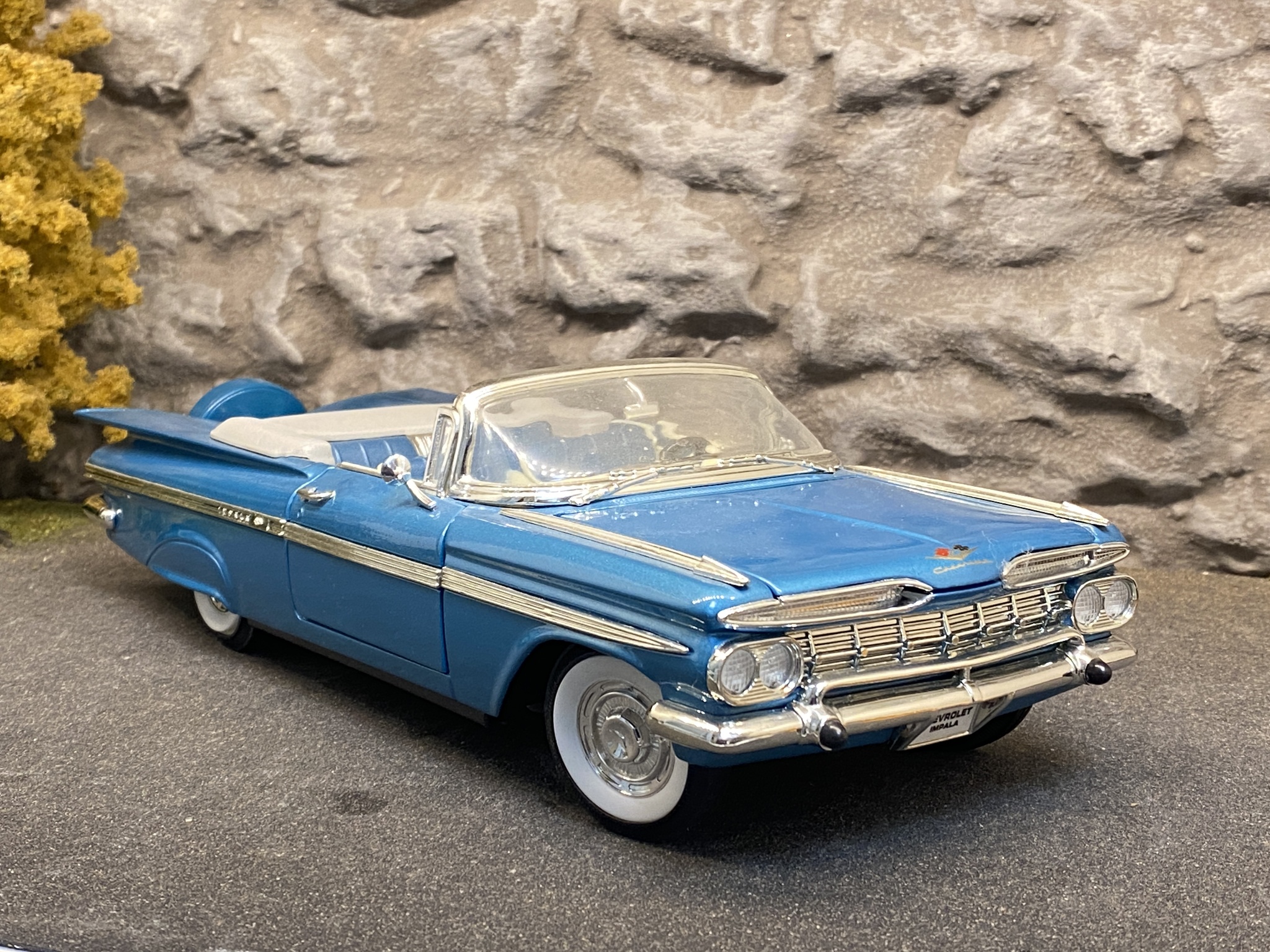 Skala 1/18 Chevrolet Impala 59' Blue fr Lucky Diecast "Road Signature Collection"