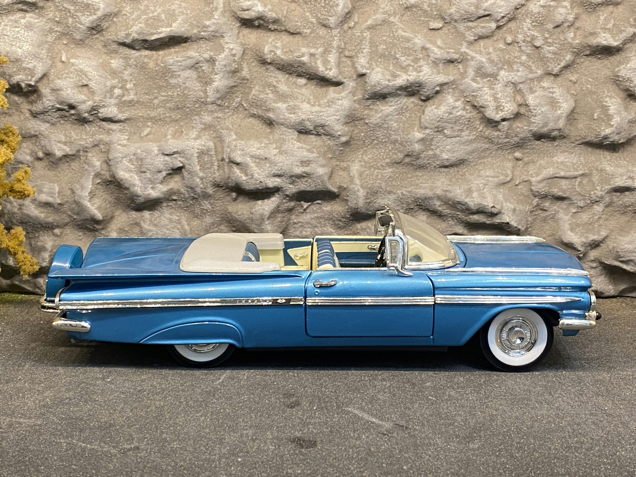 Skala 1/18 Chevrolet Impala 59' Blue fr Lucky Diecast "Road Signature Collection"