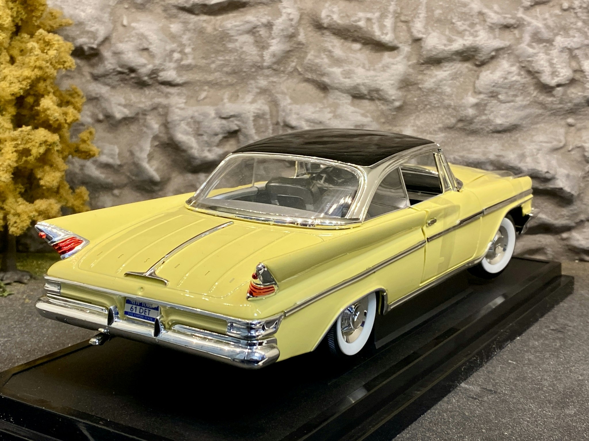 Skala 1/18 Desoto Adventurer 61' Yellow fr Lucky Diecast "Road Signature Collection"