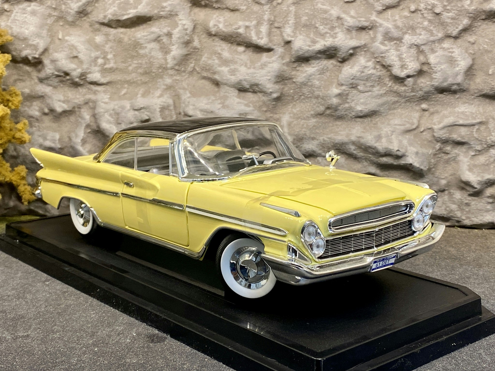 Skala 1/18 Desoto Adventurer 61' Yellow fr Lucky Diecast "Road Signature Collection"