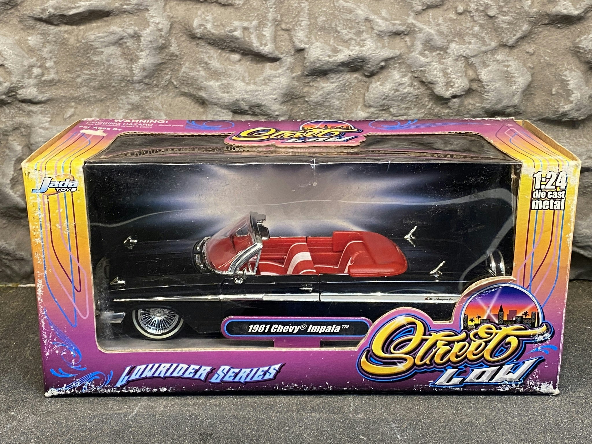 Skala 1/24: Chevrolet Impala 61' Conv, Black w red interior fr Jada "Get Low"