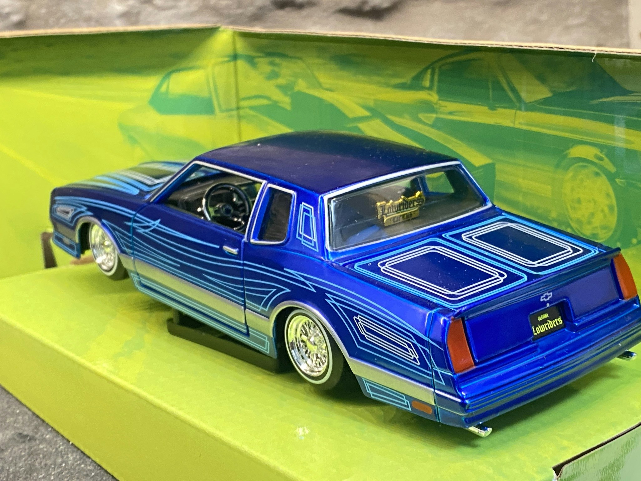 Skala 1/24: 1986 Chevrolet Monte Carlo SS, Blue fr Maisto Design "Lowriders"