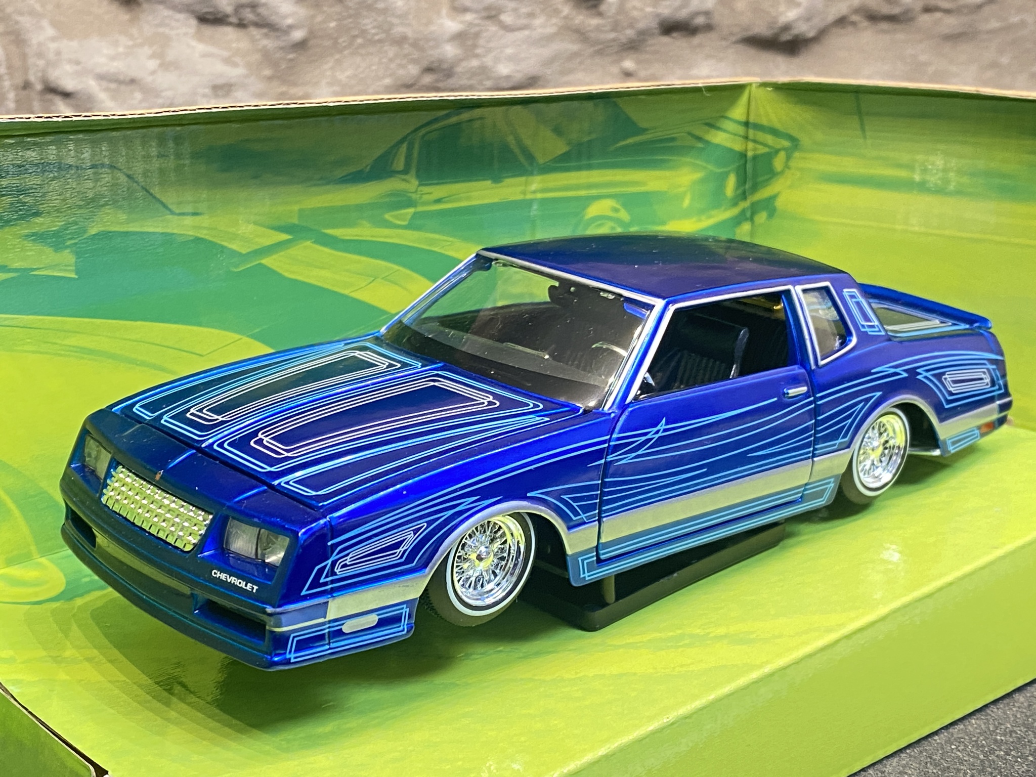 Skala 1/24: 1986 Chevrolet Monte Carlo SS, Blue fr Maisto Design "Lowriders"