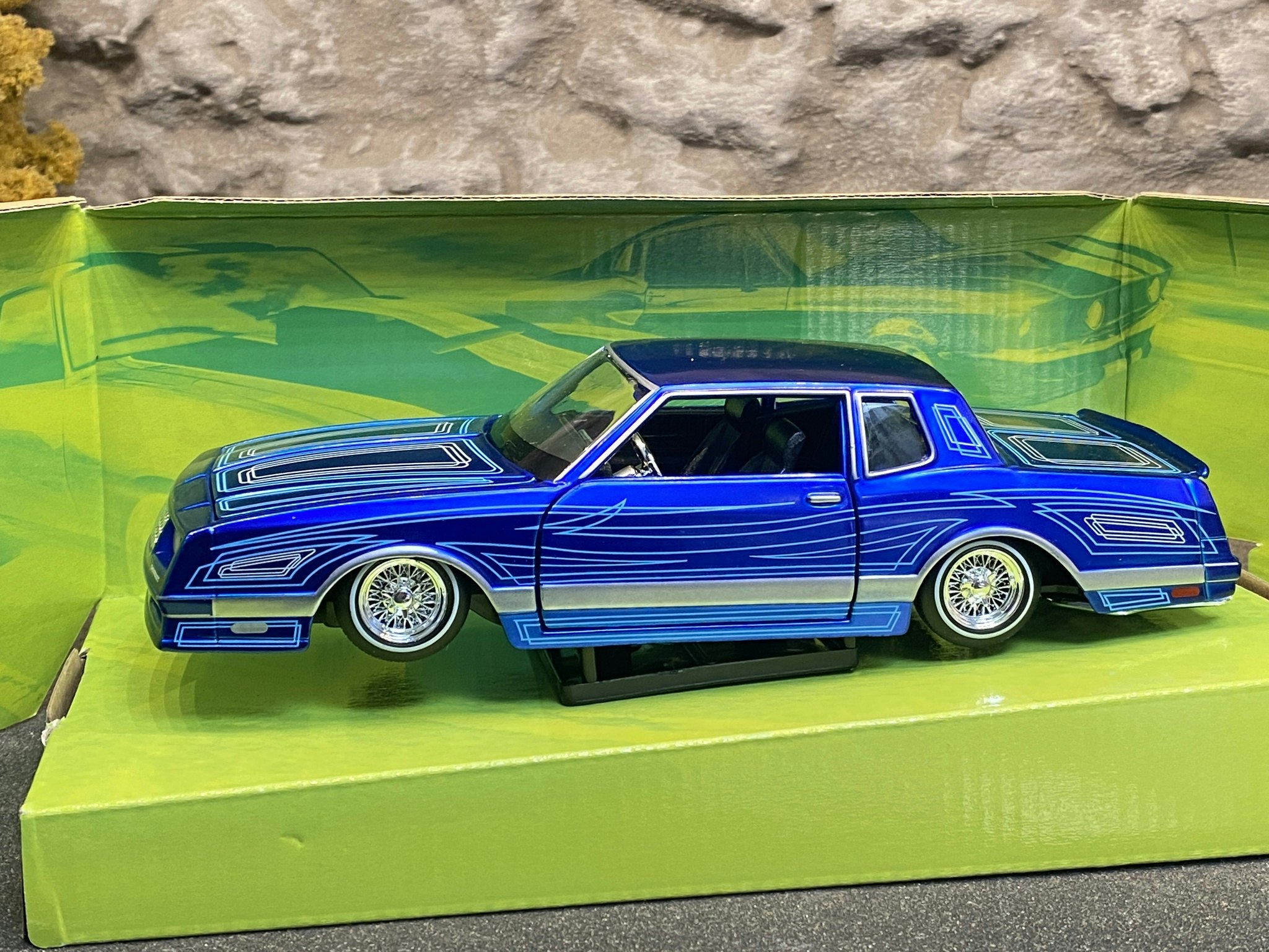 Skala 1/24: 1986 Chevrolet Monte Carlo SS, Blue fr Maisto Design "Lowriders"