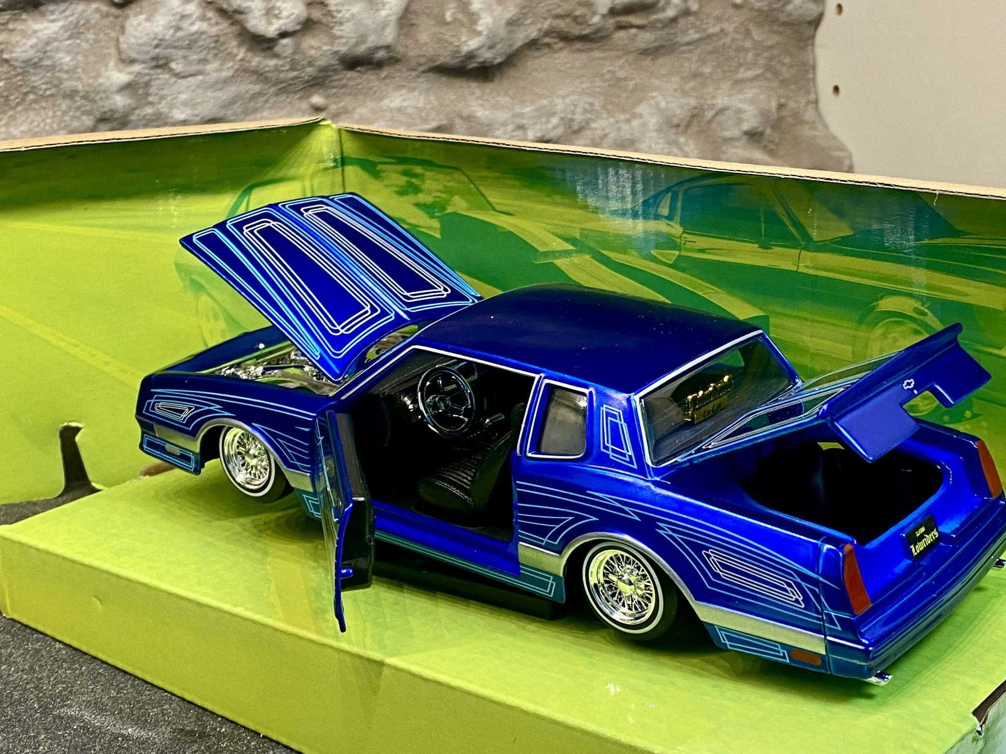 Skala 1/24: 1986 Chevrolet Monte Carlo SS, Blue fr Maisto Design "Lowriders"