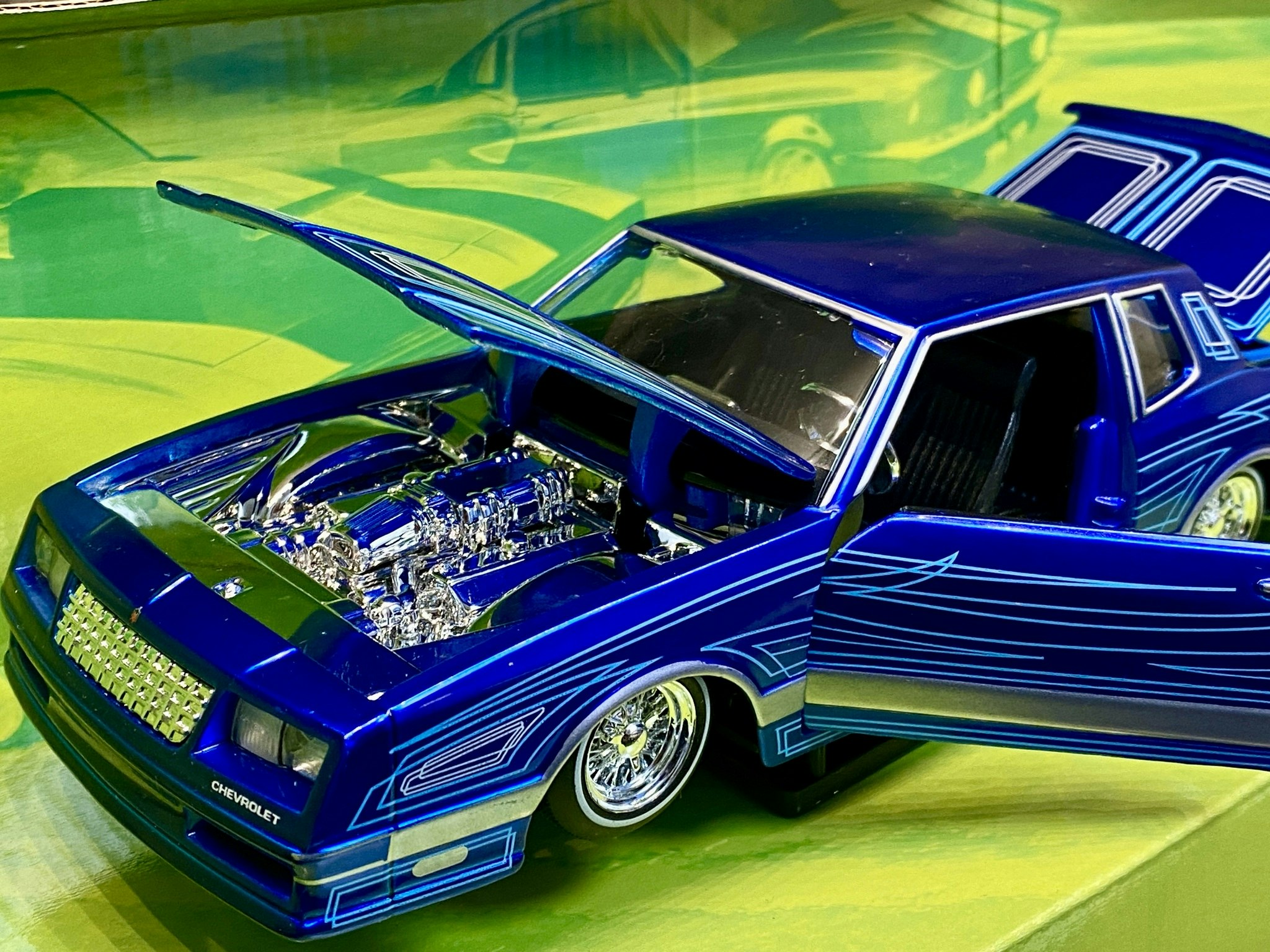 Skala 1/24: 1986 Chevrolet Monte Carlo SS, Blue fr Maisto Design "Lowriders"