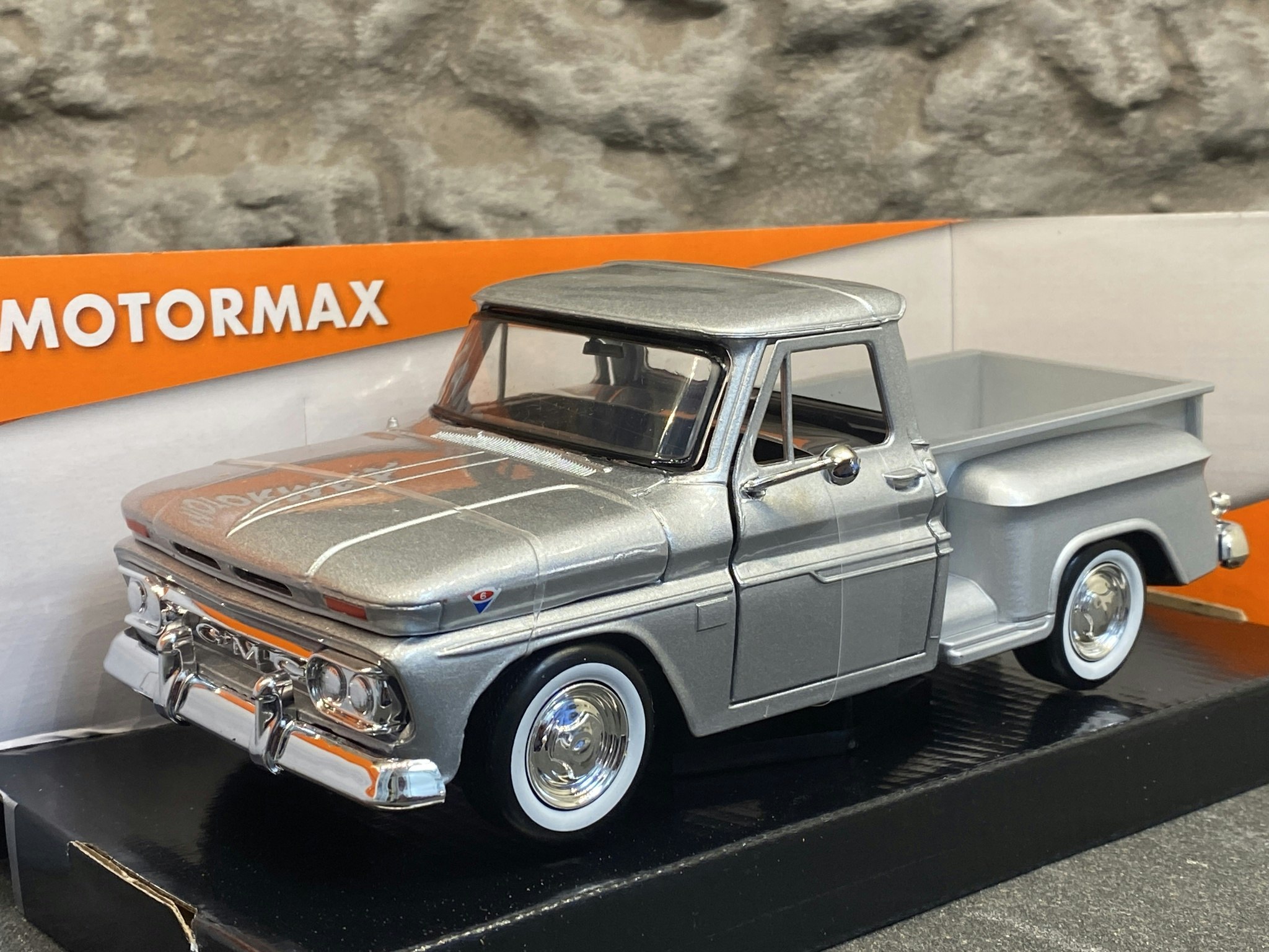 Skala 1/24: 1966 GMC C1000 Fenderside Pickup, Silver fr Motormax - Timeless Legends