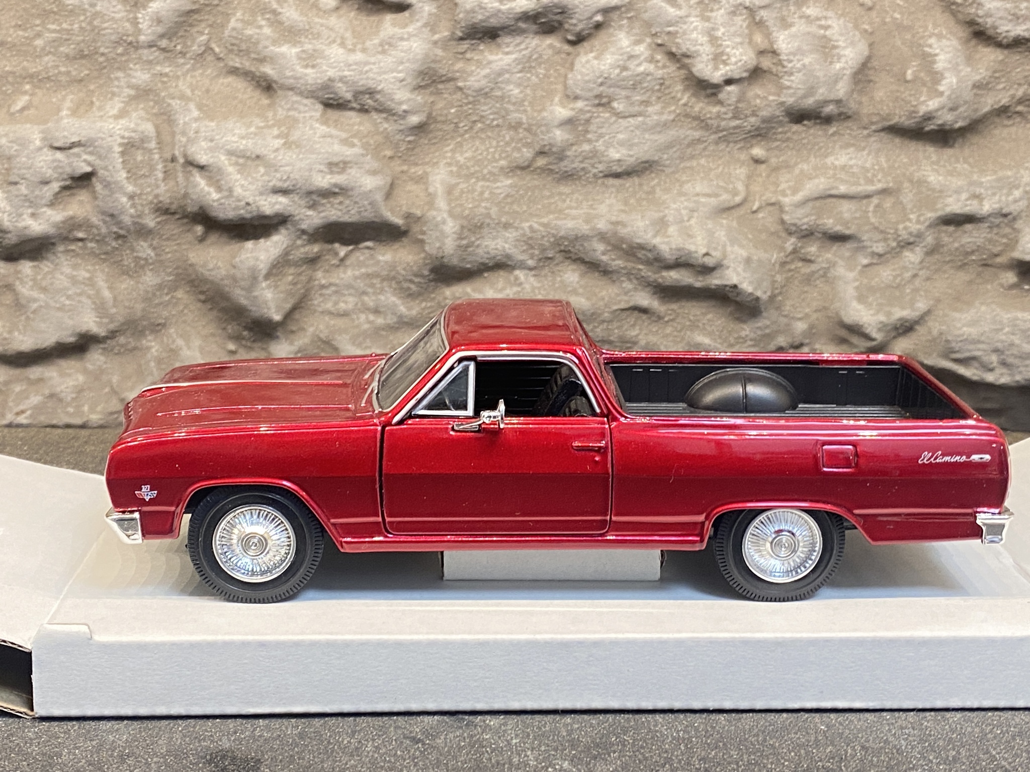 Skala 1/24: 1965 Chevrolet El Camino, Red fr Maisto Special Edition