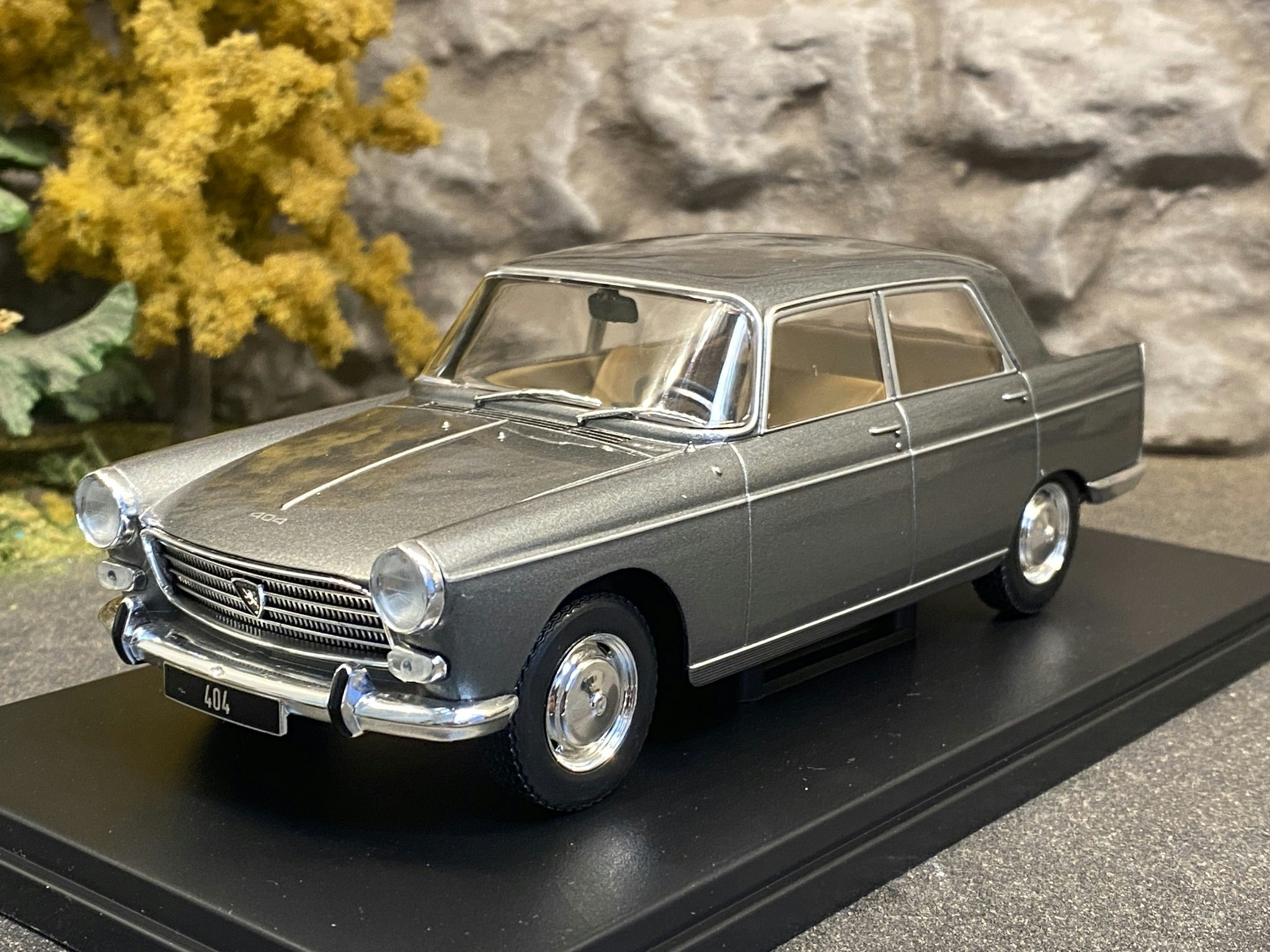 skala-1-24-peugeot-404-fr-whitebox-yakol