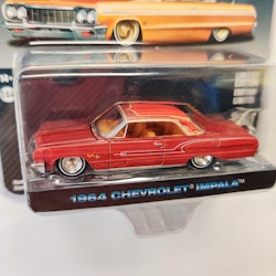 Skala 1/64 Chevrolet Impala 64' "California LowRiders" röd  fr Greenlight