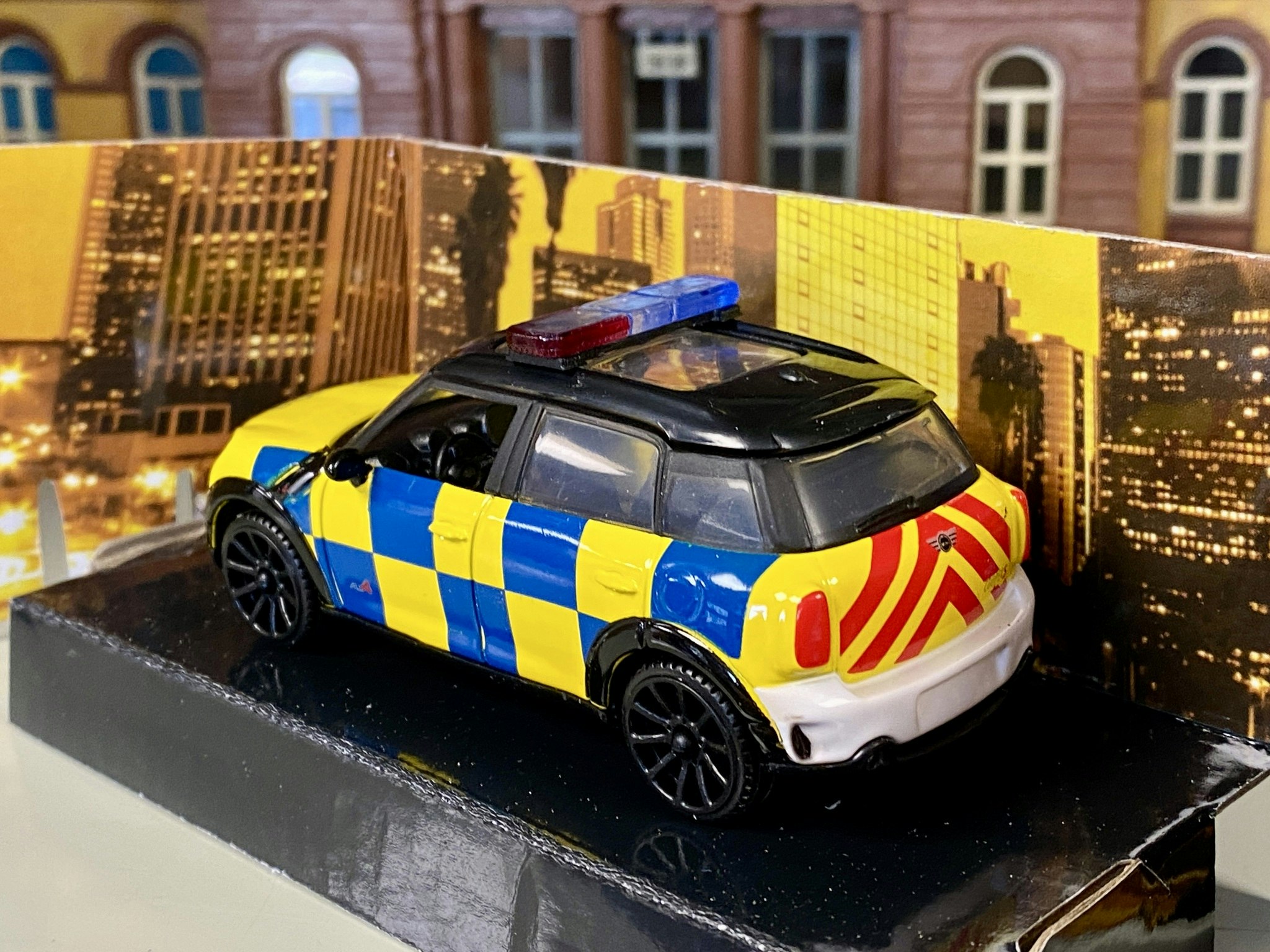 Skala 1/43 Mini Countryman Brittisk Polisbil - Motormax - Police Car Die-Cast Collection