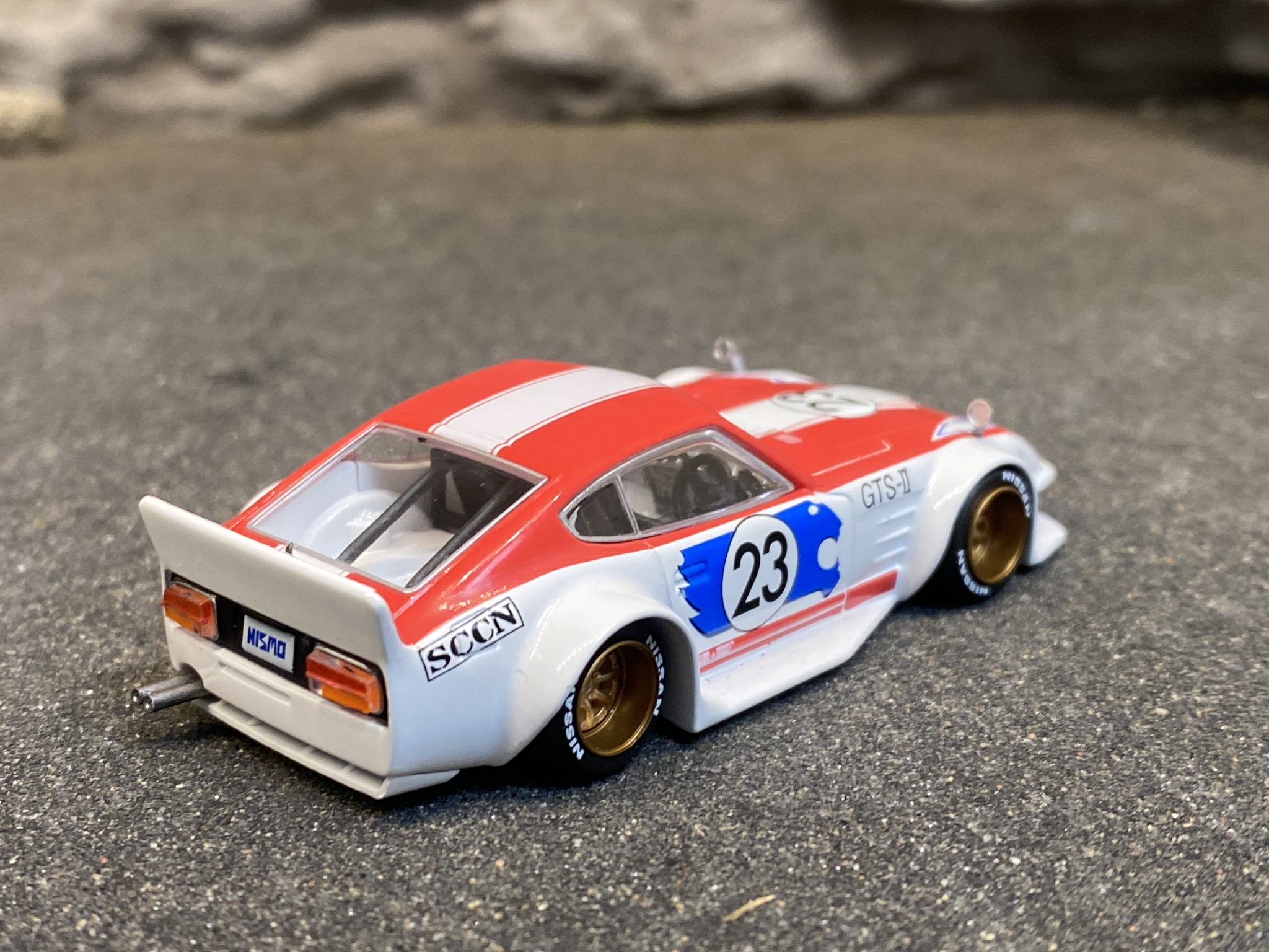 Skala 1/64 - Datsun Fairlady Z, white/red #23 (KHMG046) KAIDO fr MINI GT