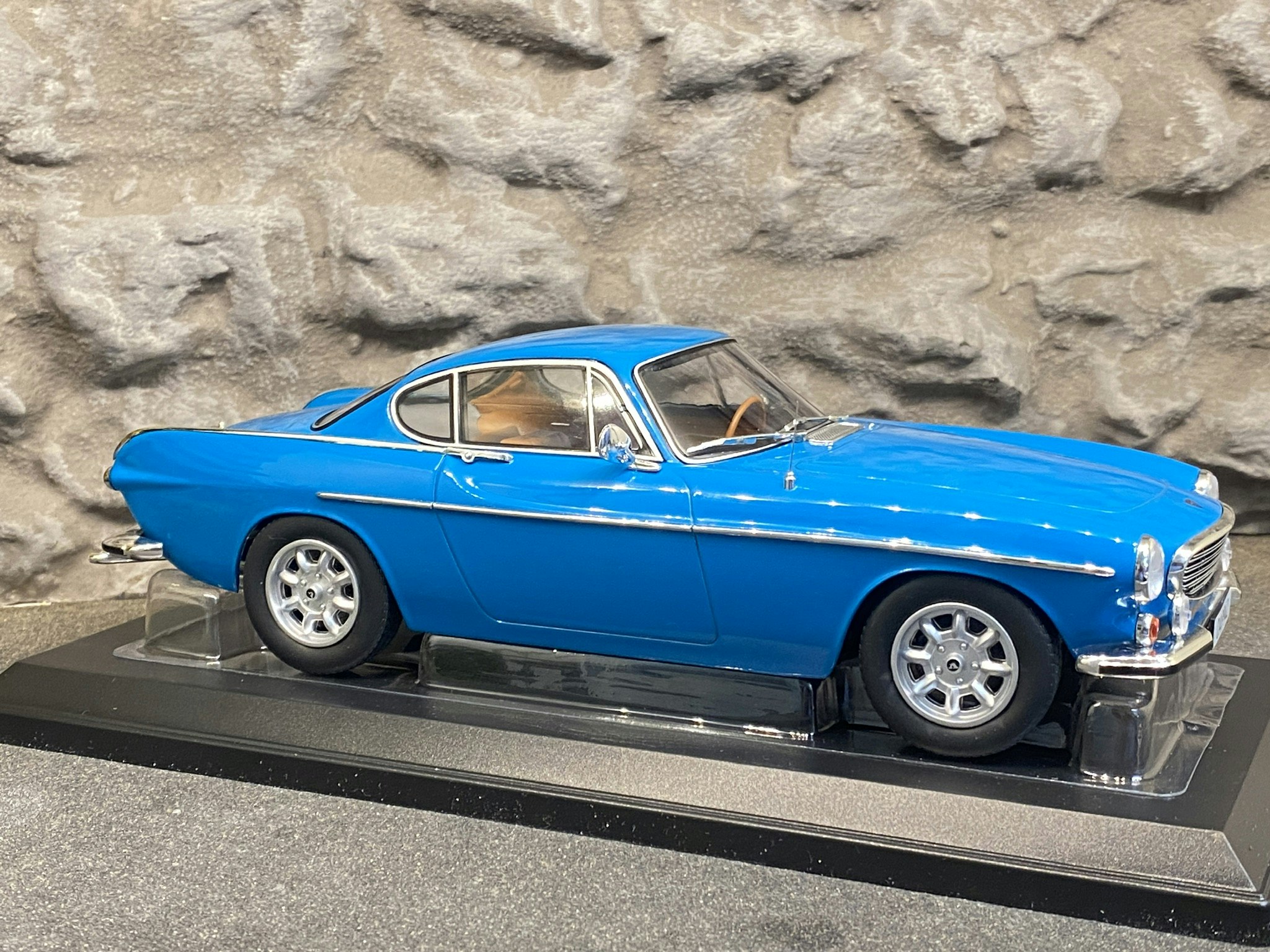 Skala 1/18 Volvo 1800 S 1969 Medium Blue fr Norev