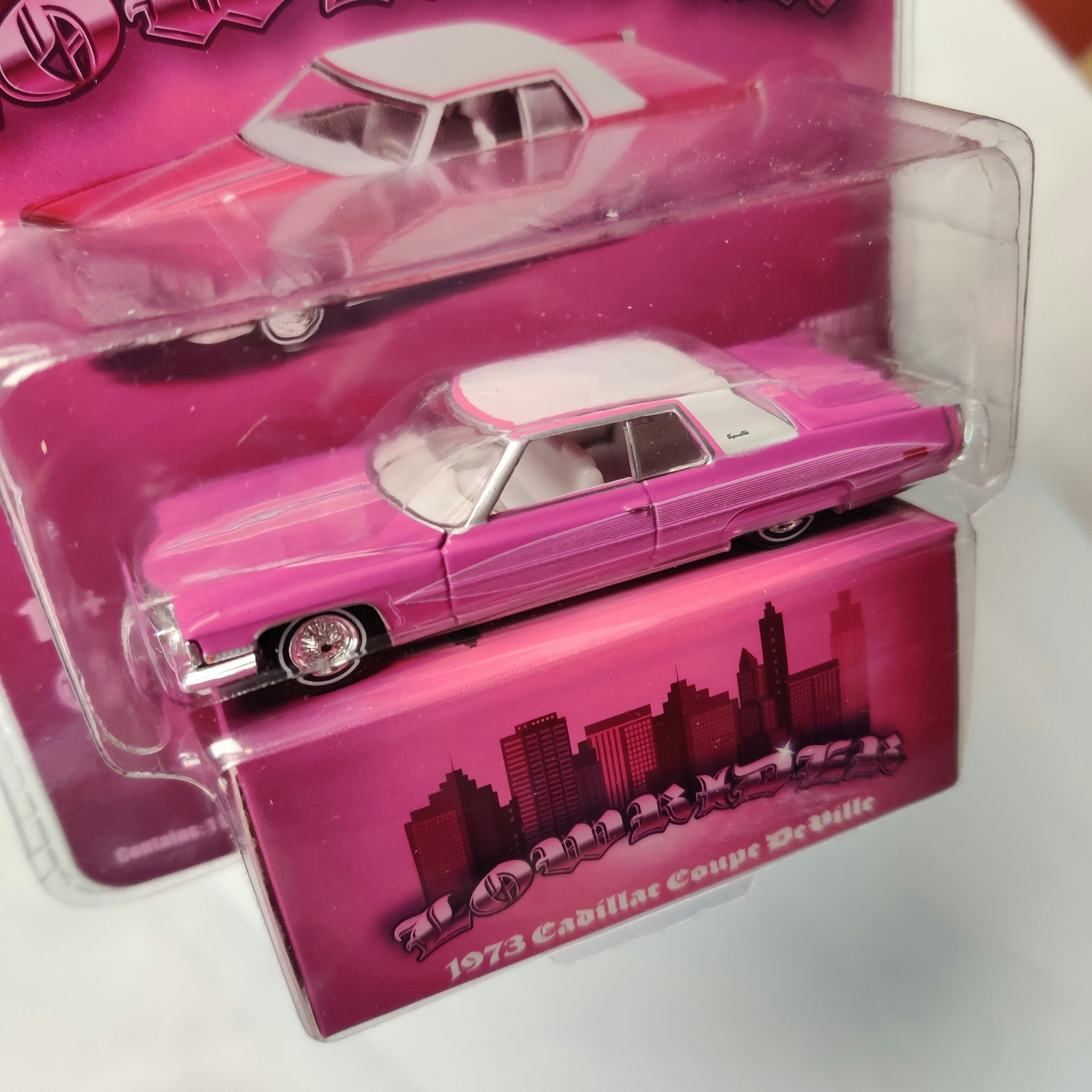 Skala 1/64 Cadillac Coupe DeVille Lowrider 73' "LowRider" fr Greenlight Mijo Excl.