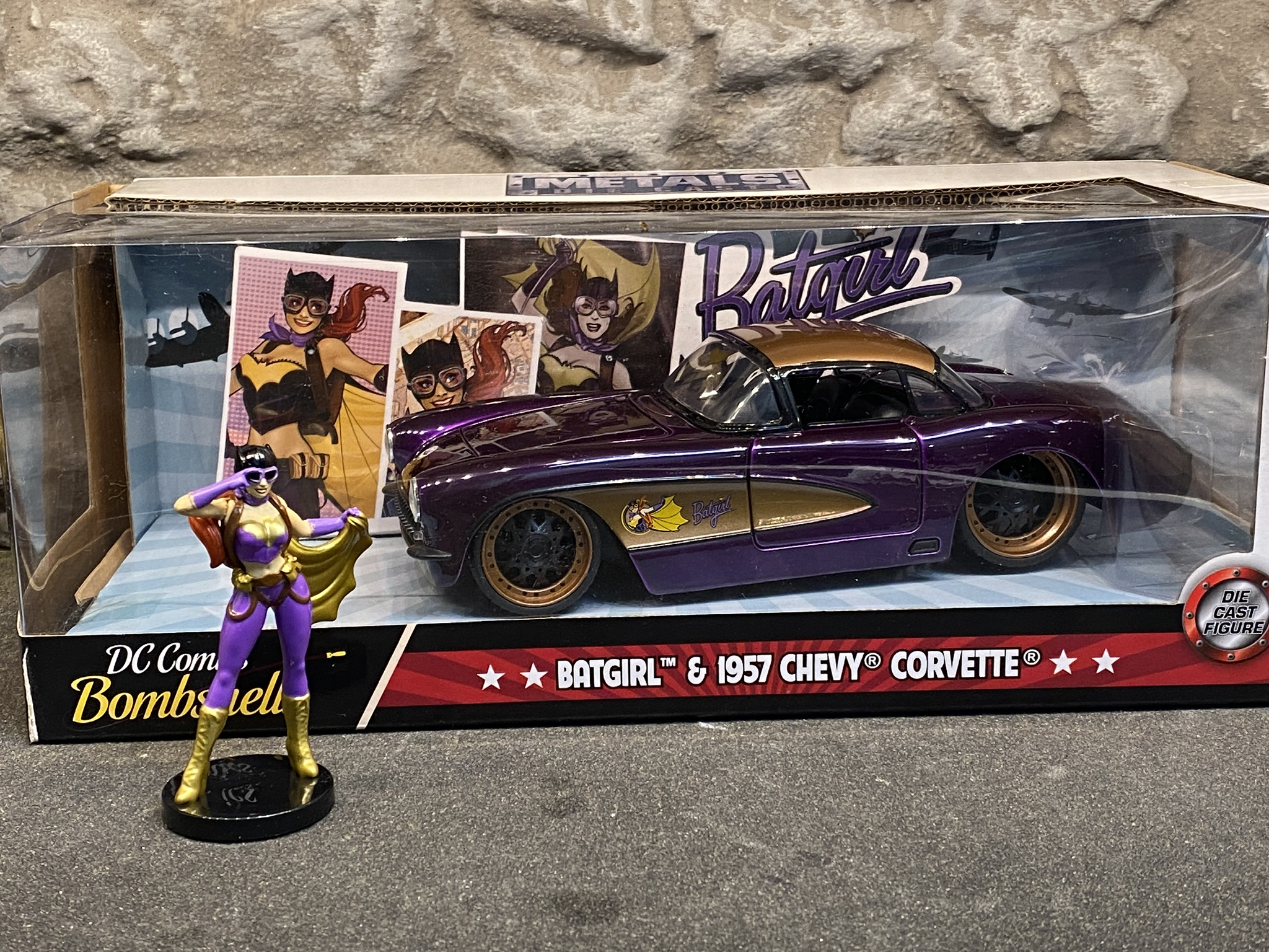 Skala 1/24: DC Comics Bombshells: Chevy Corvette 57', Batgirl fr Jada