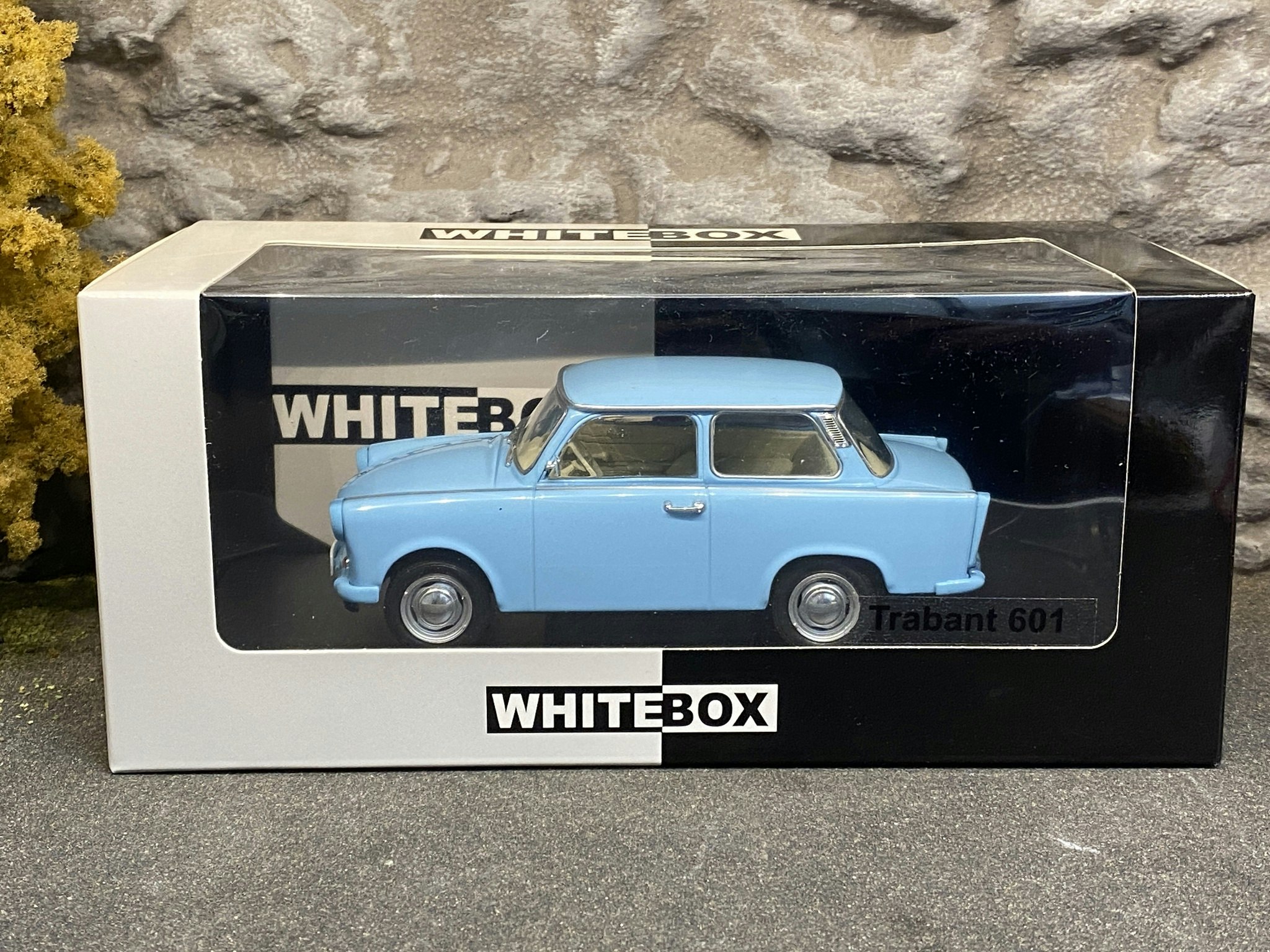 Skala 1/24 Trabant 601, Light blue, fr WhiteBox