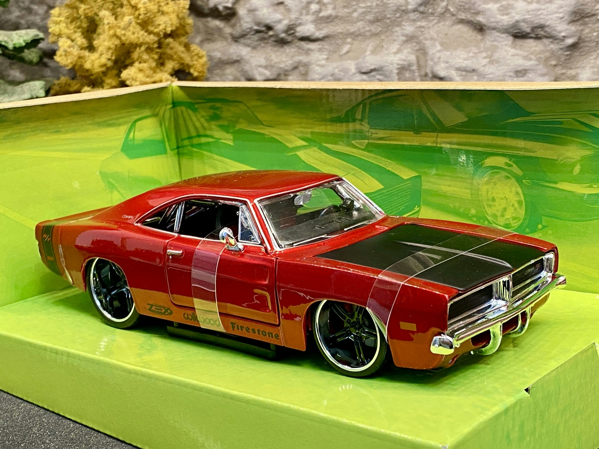 Skala 1/25: 1969 Dodge Charger R/T, Dark red met w black hood fr Maisto Design