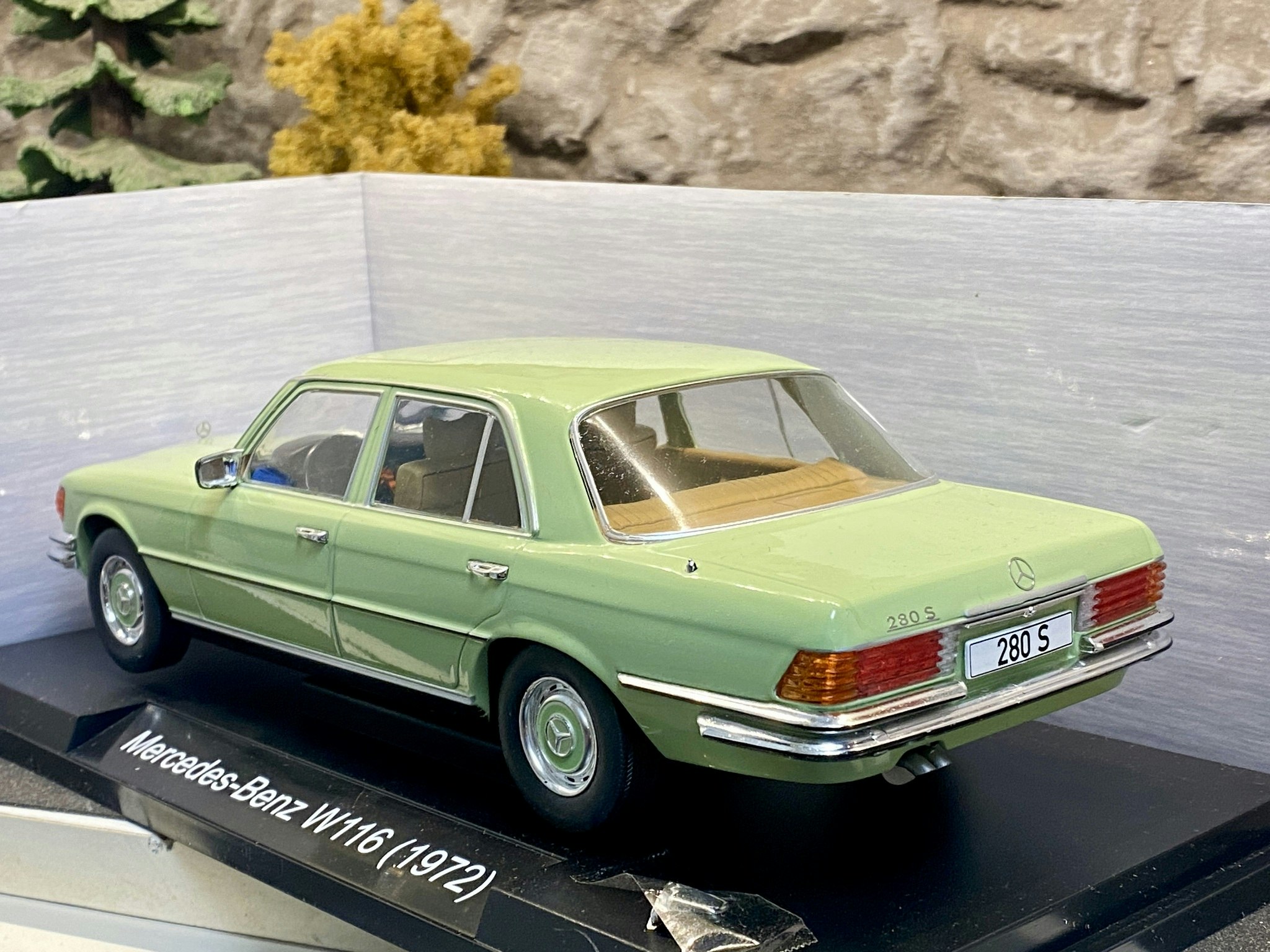 SKROT!?!?! Skala 1/18 Mercedes-Benz 220D W11 1972 fr Model car Group MCG