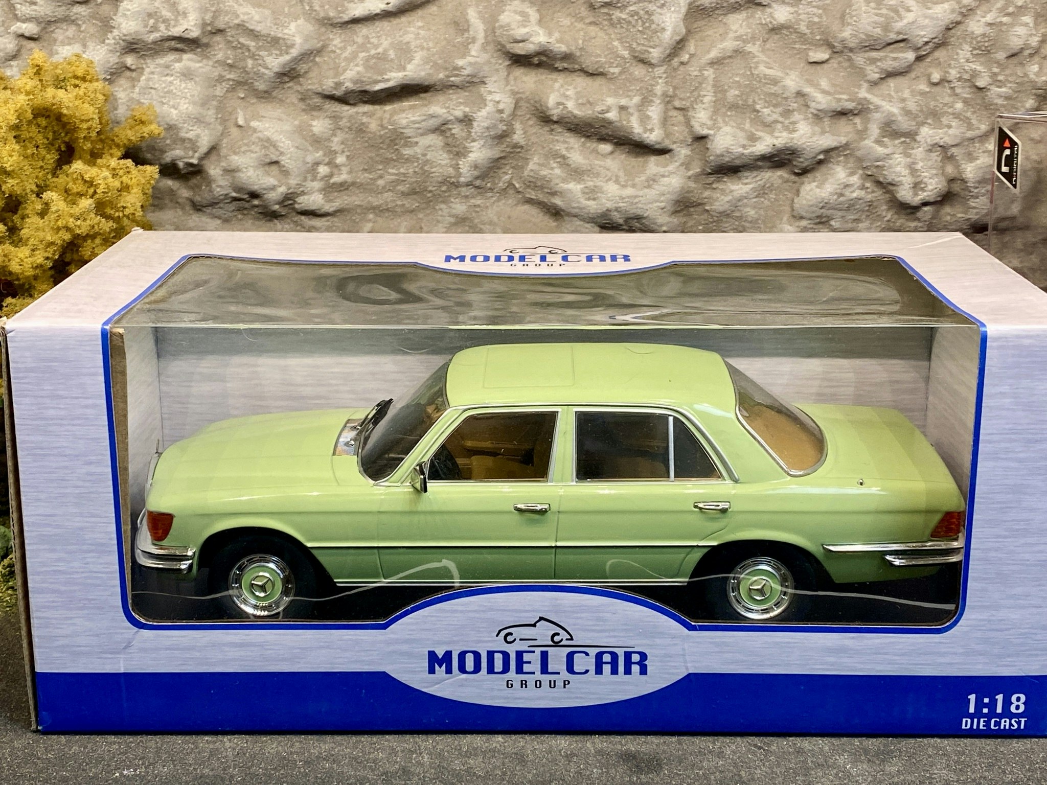 SKROT!?!?! Skala 1/18 Mercedes-Benz 220D W11 1972 fr Model car Group MCG