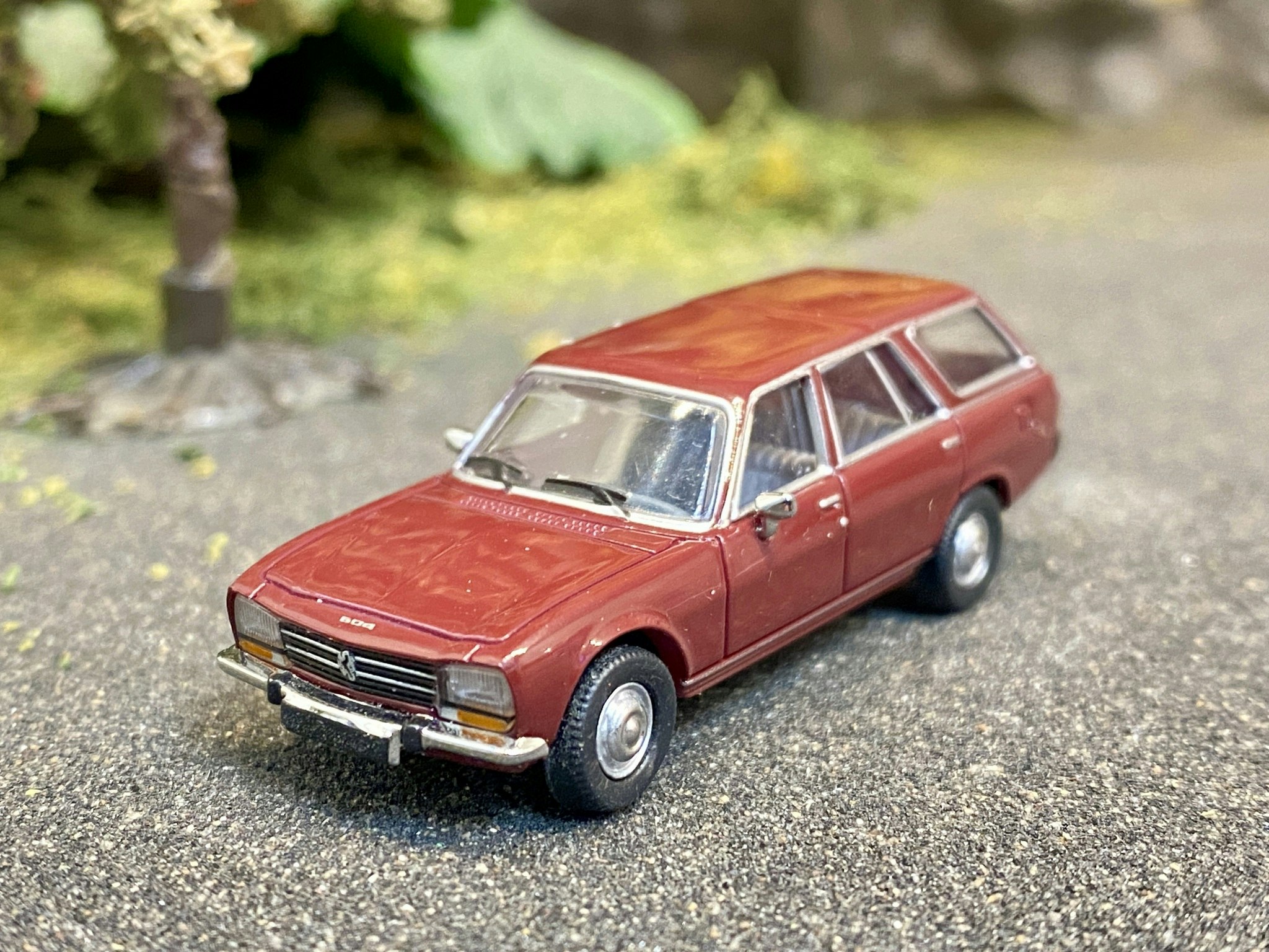 Skala 1/87 - Peugeot 504 Break, Maroon fr PCX87