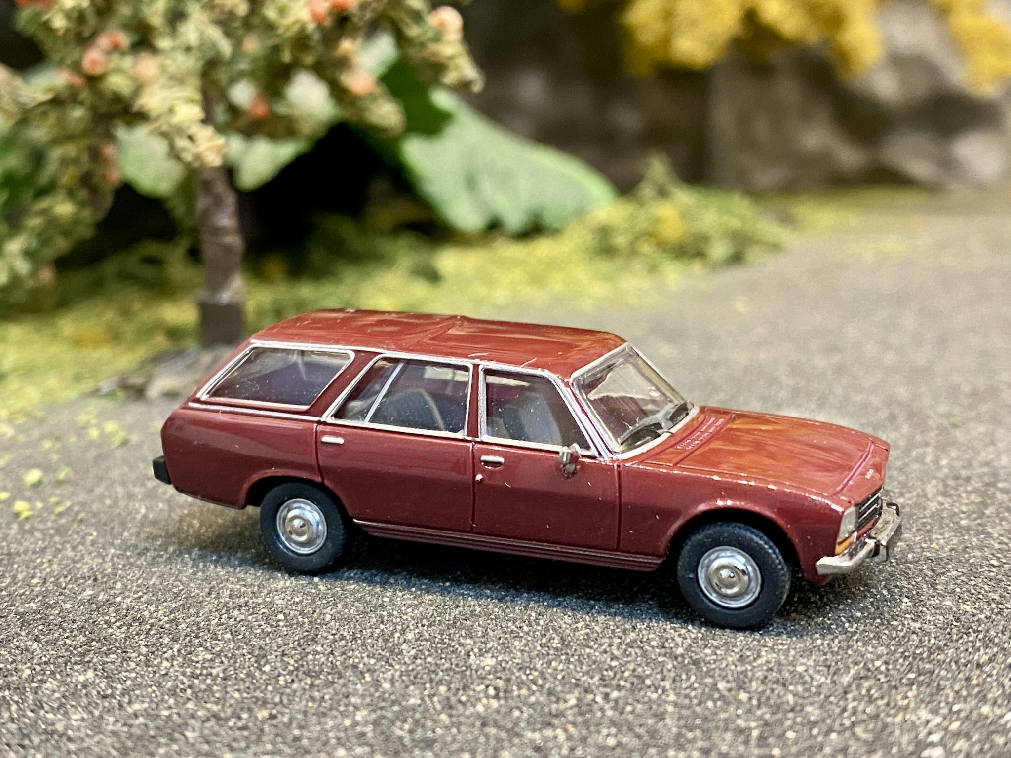 Skala 1/87 - Peugeot 504 Break, Maroon fr PCX87