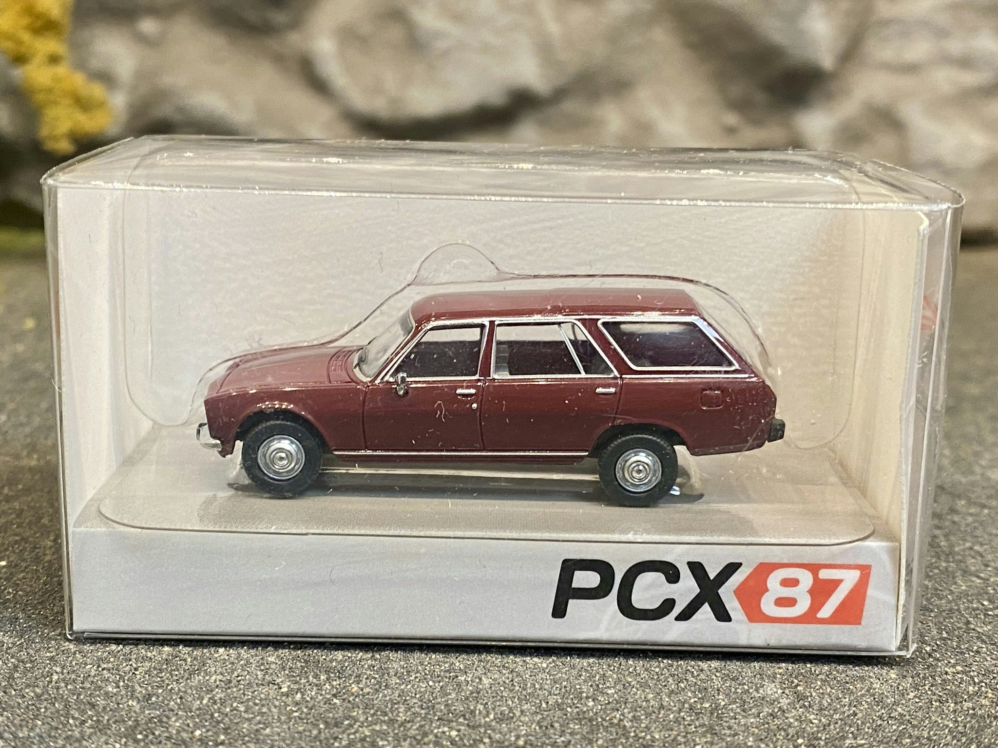 Skala 1/87 - Peugeot 504 Break, Maroon fr PCX87