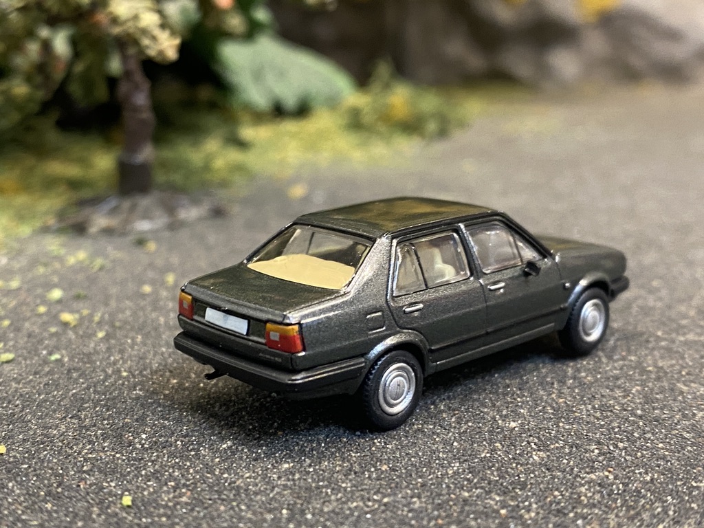 Skala 1/87 - Volkswagen Jetta II, Dark grey metallic fr PCX87