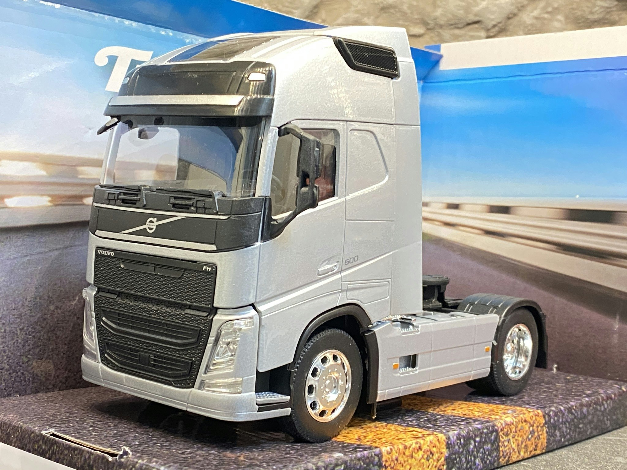 Skala 1/32 WELLY Transporter VOLVO FH Silver 4x2