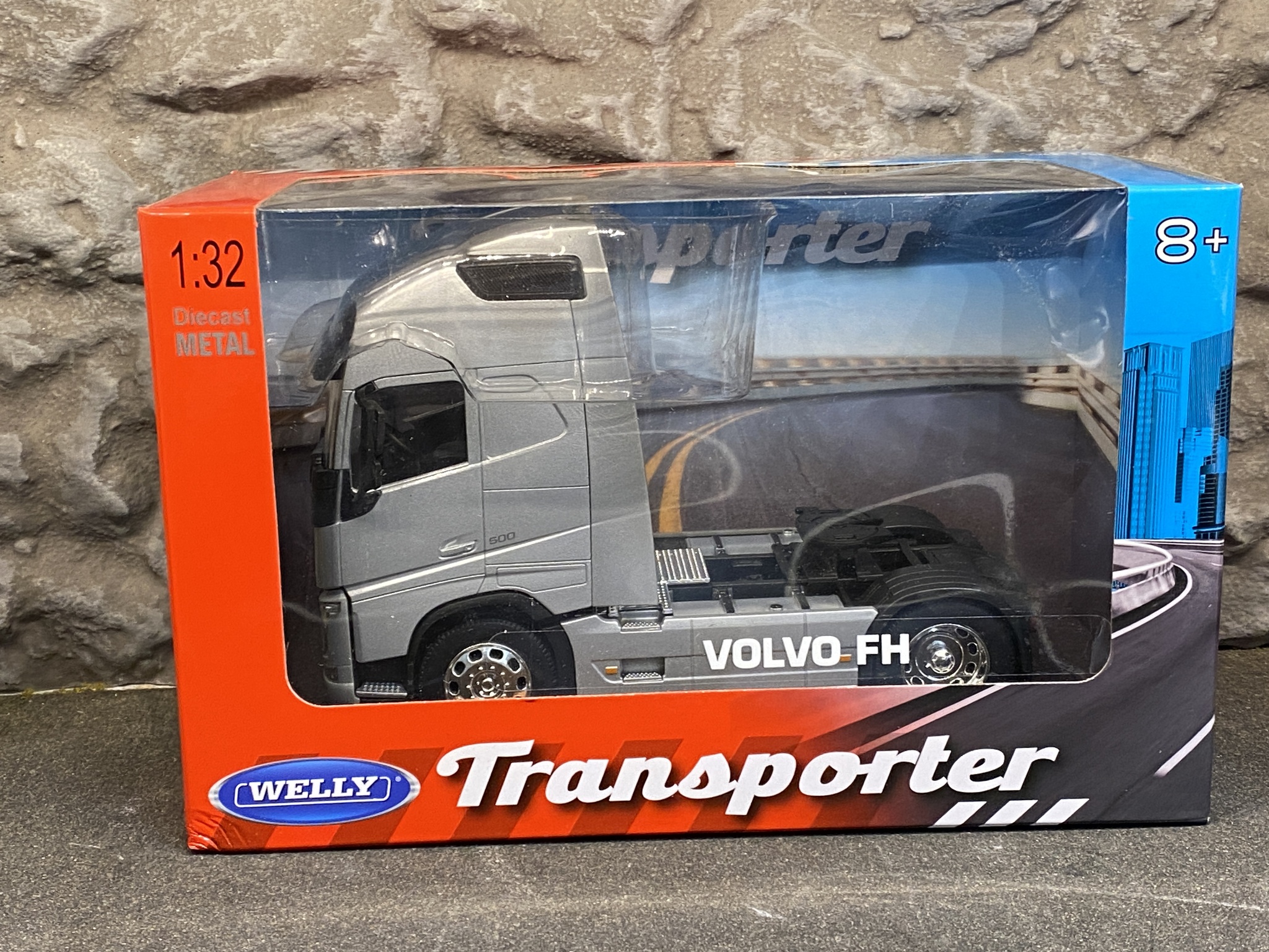 Skala 1/32 WELLY Transporter VOLVO FH Silver 4x2