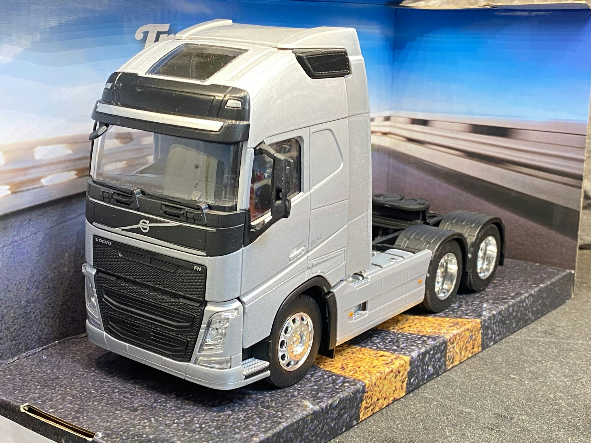 Skala 1/32 WELLY Transporter VOLVO FH Silver 6x4