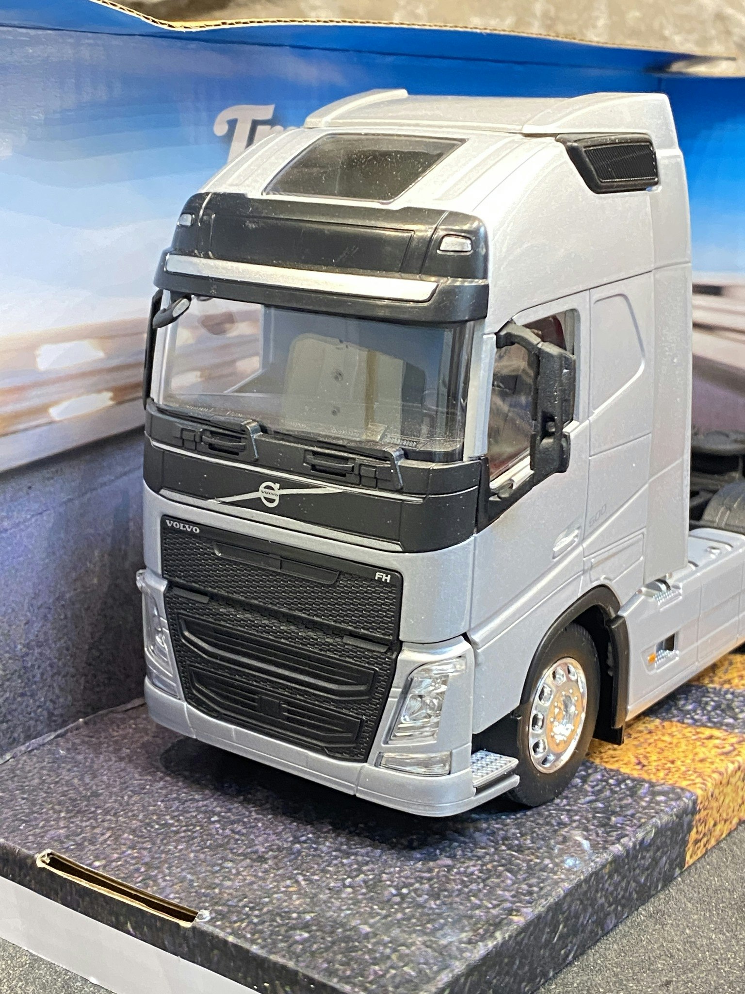 Skala 1/32 WELLY Transporter VOLVO FH Silver 6x4